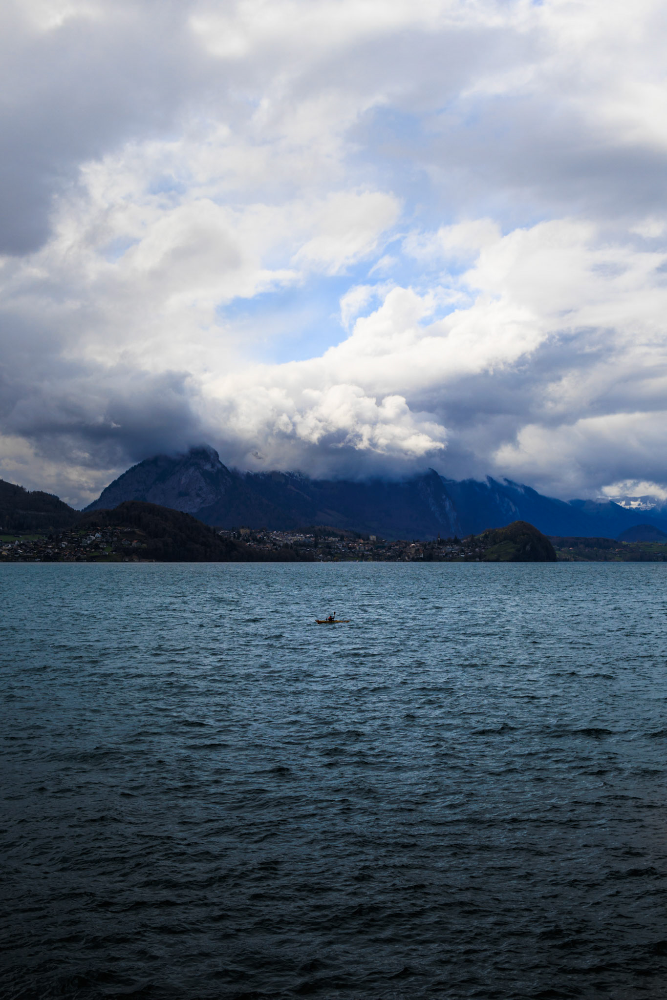 Kayaker on the Thunersee, seen from Beatenbucht