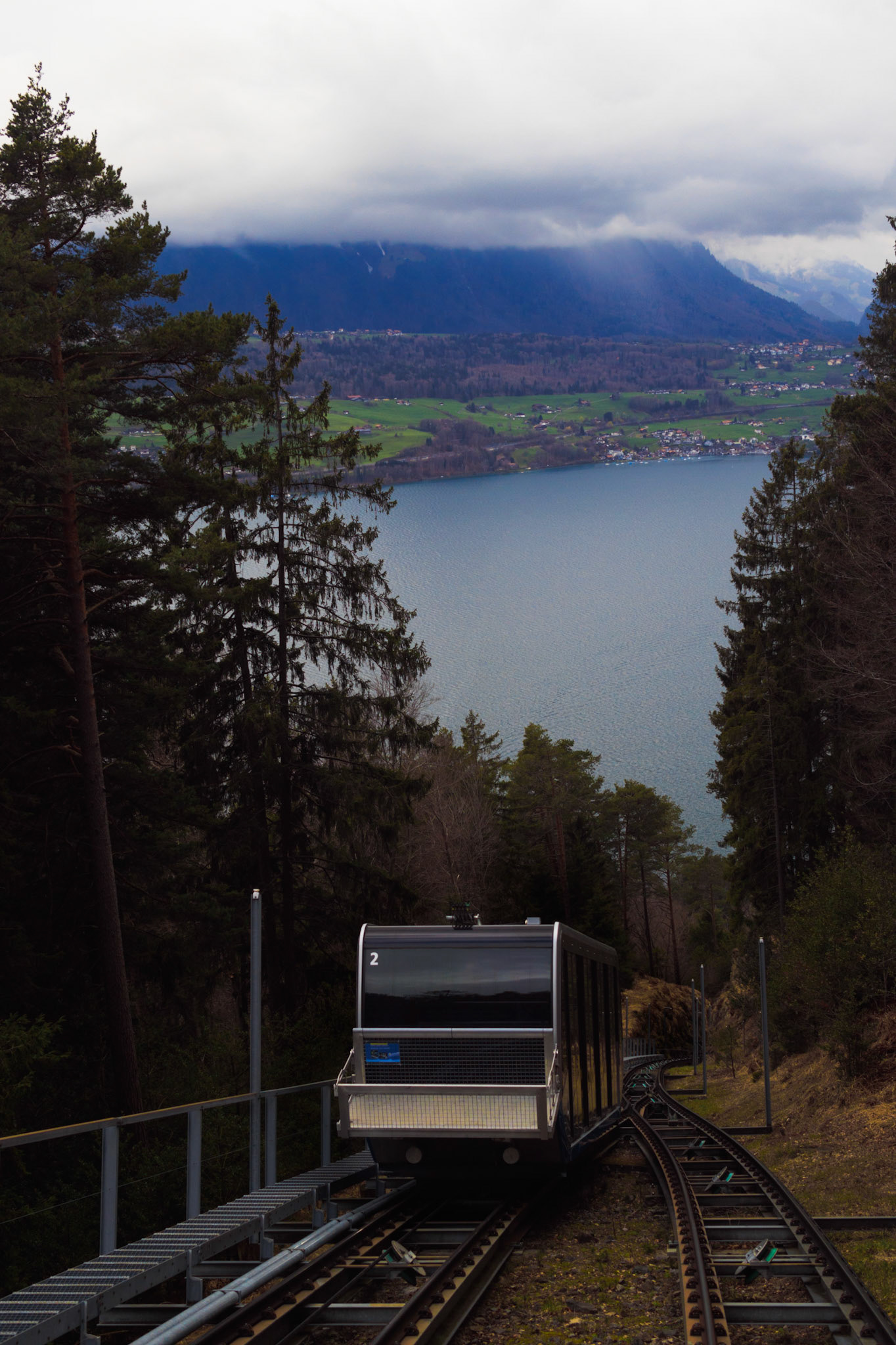 Bergbahn going up from Beatenbucht to Beatenberg, with a view of the Thunersee