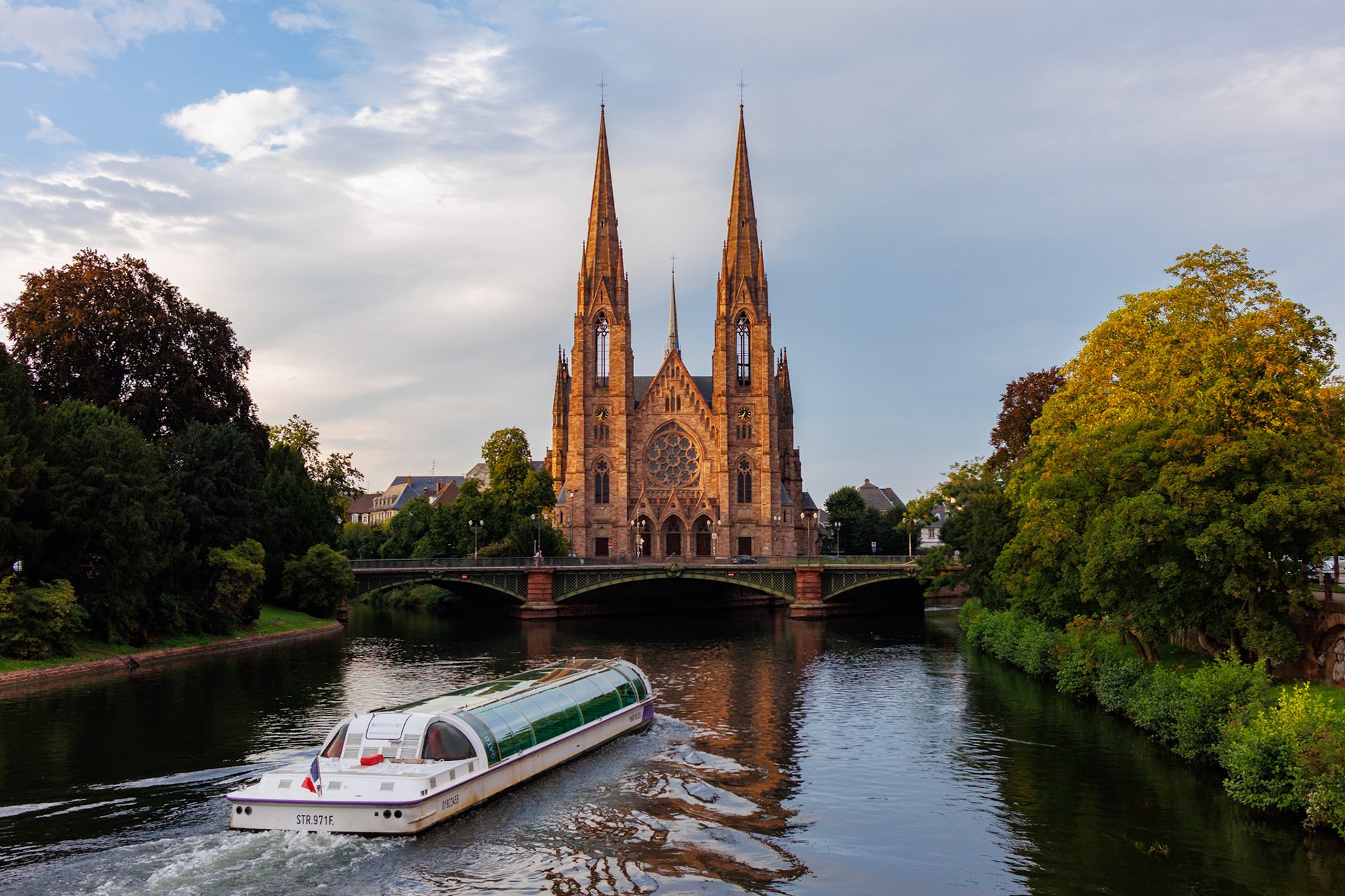 St. Paul's Church of Strasbourg, with a panaromic ferry going through the Ill river