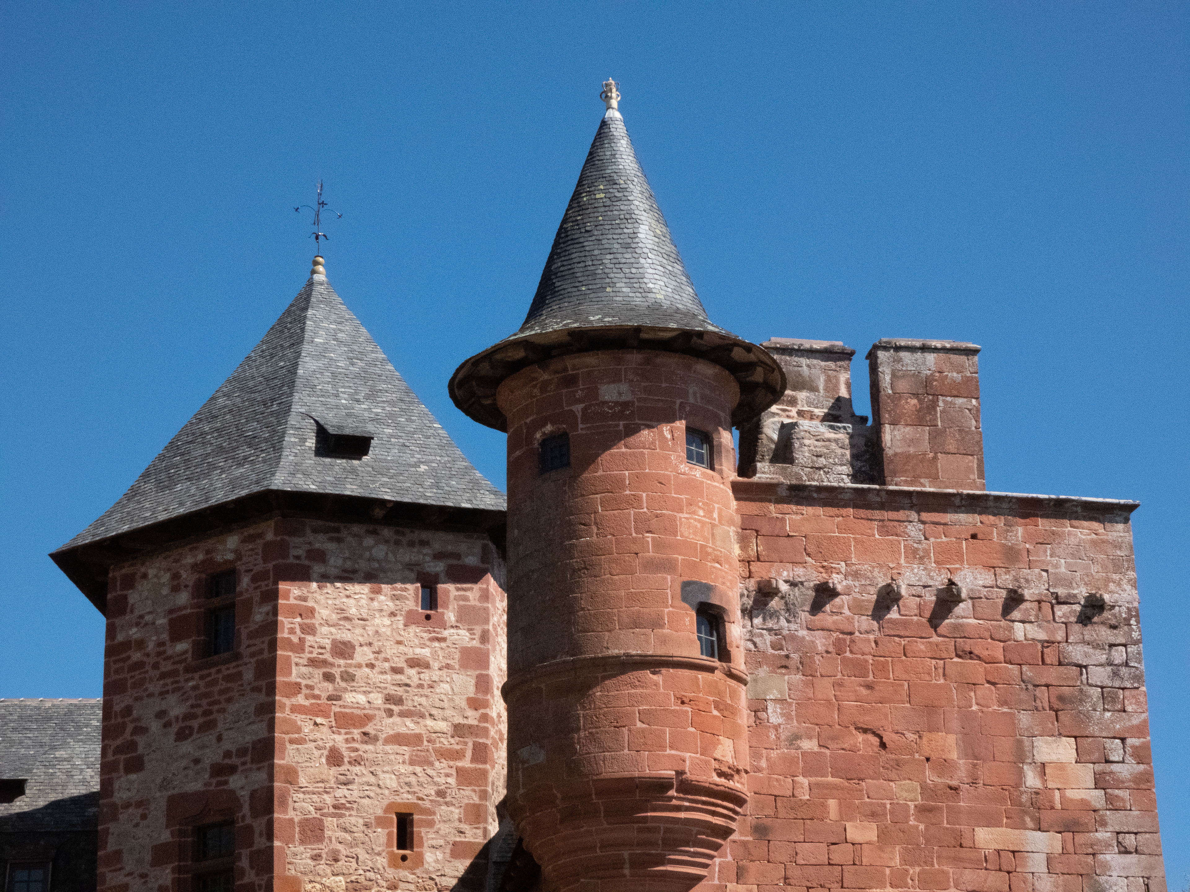 Manoir de Vassinhac, Collonges-la-Rouge, Corrèze, France, août 2020  / Manor of Vassinhac, Collonges-la-Rouge, Corrèze, France, August 2020