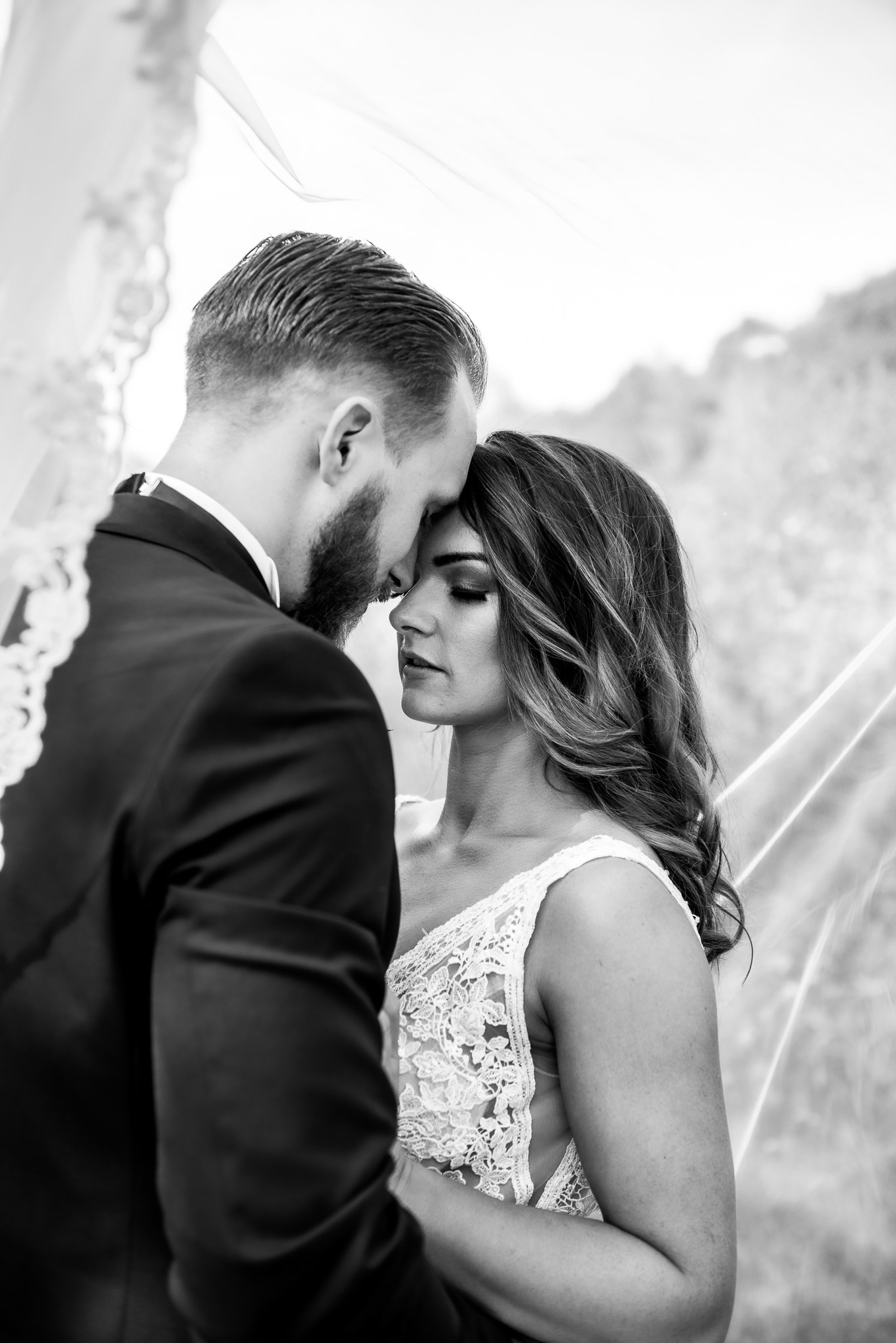 Zwart-wit trouwfoto van Rachelle & Kevin