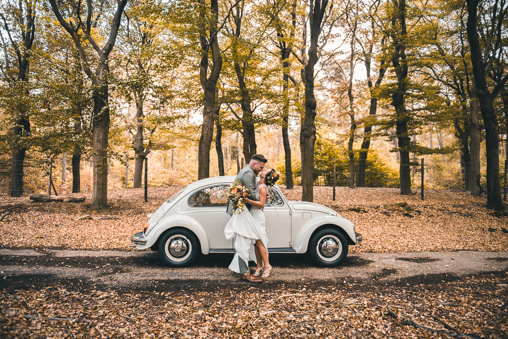 Debbie & Marc met hun kever als trouwauto