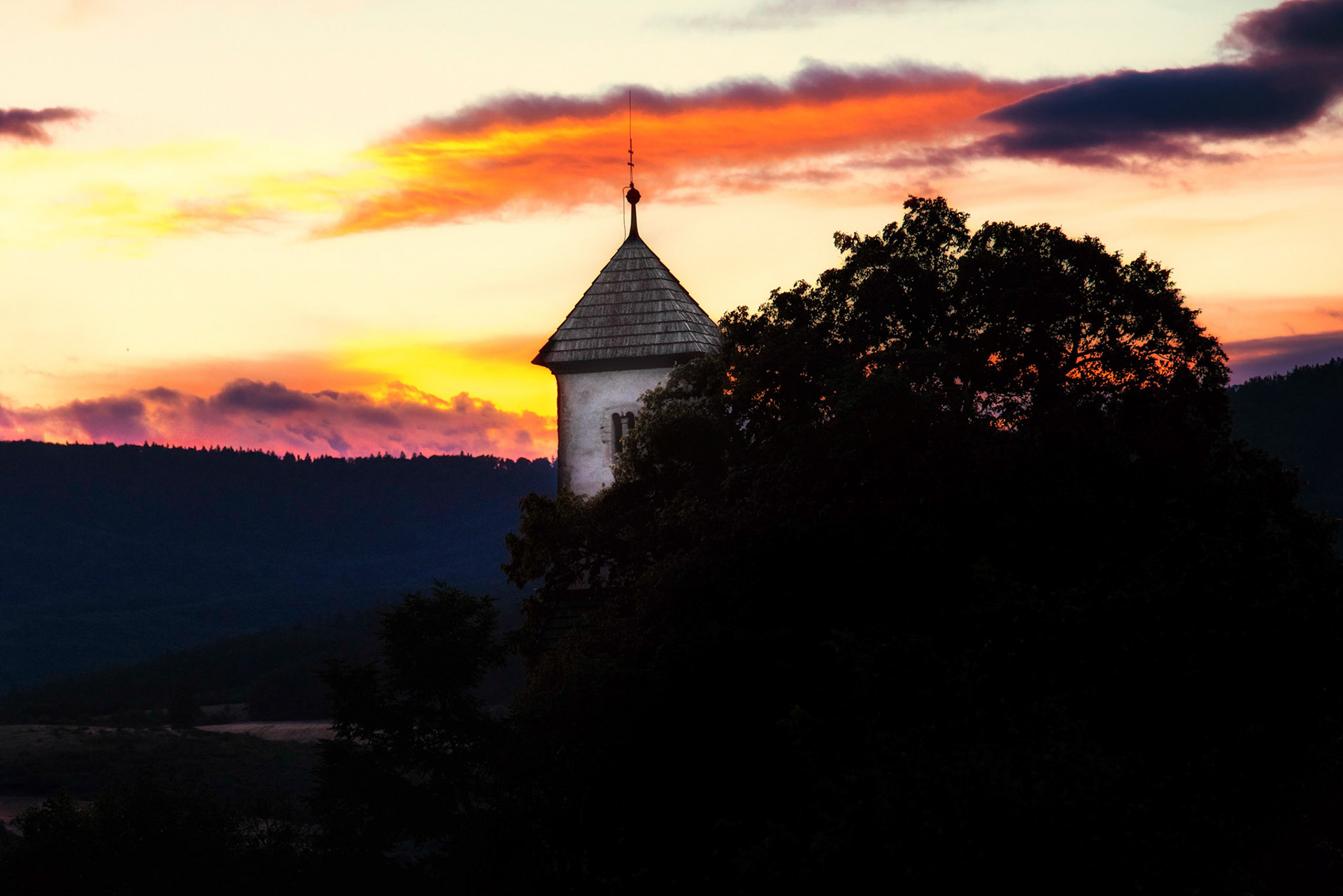 Románsky Kostolík v obci Pominovec