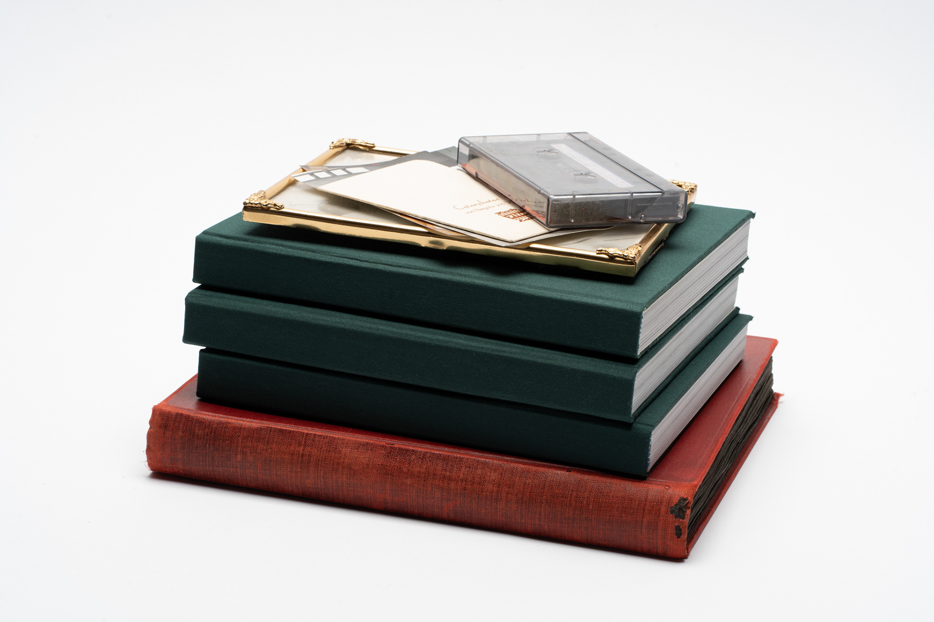 Archivgegenstände der Teilnehmerinnen und Fotobuch LE[S]BEN, 2026