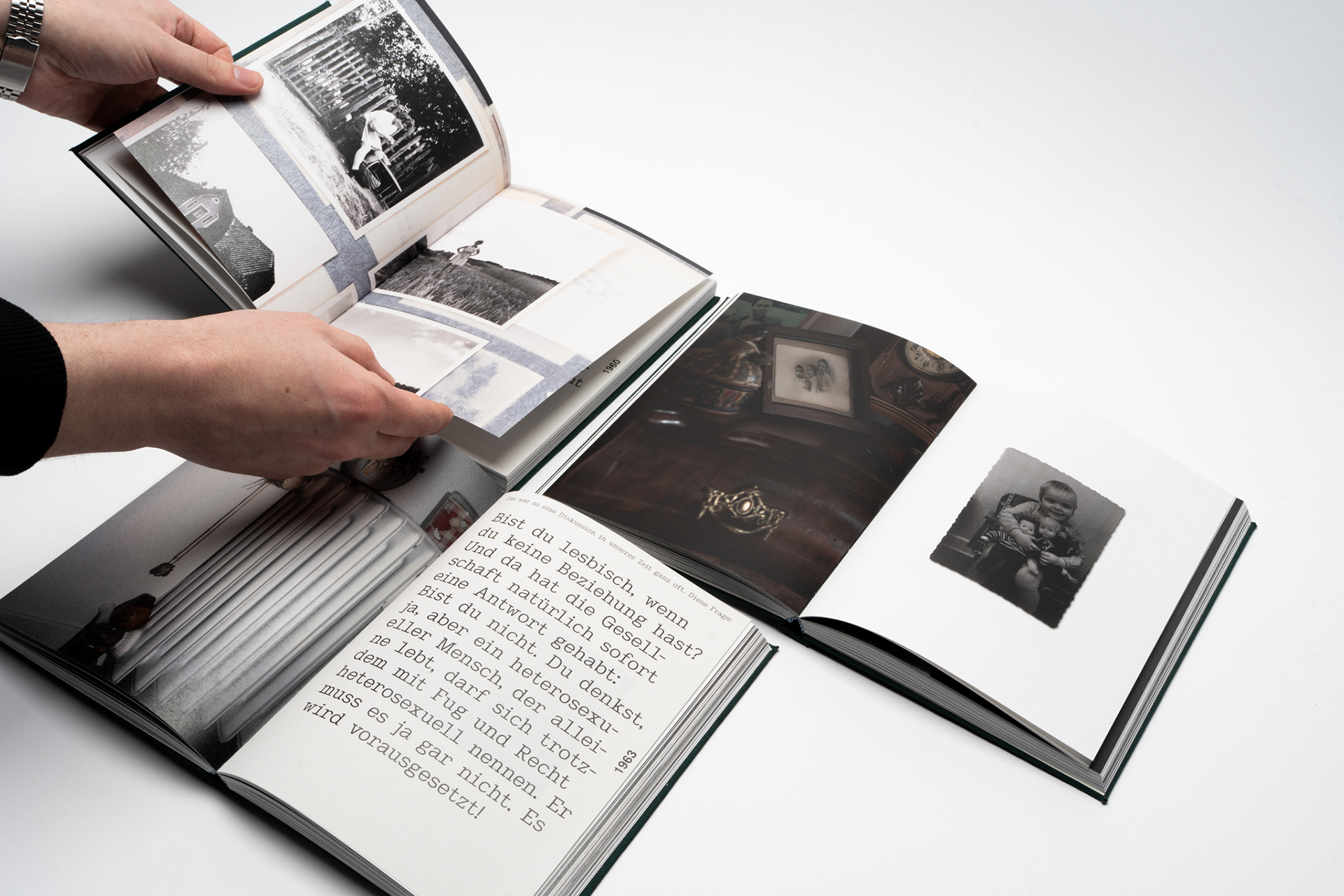 Aufgeschlagene Seiten aus dem Fotobuch LE[S]BEN, 2026