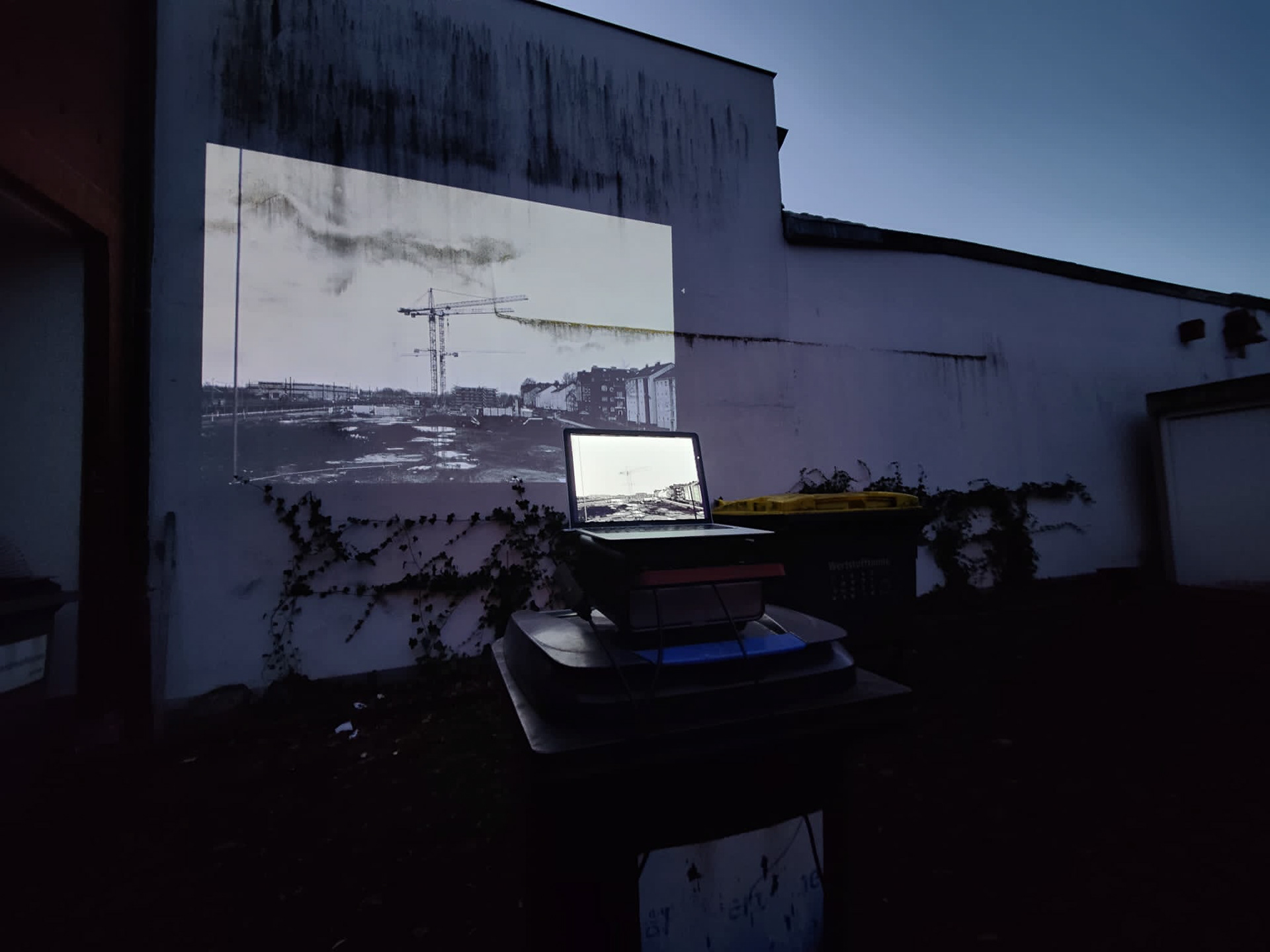 Temporäre Installation an einer Hauswand