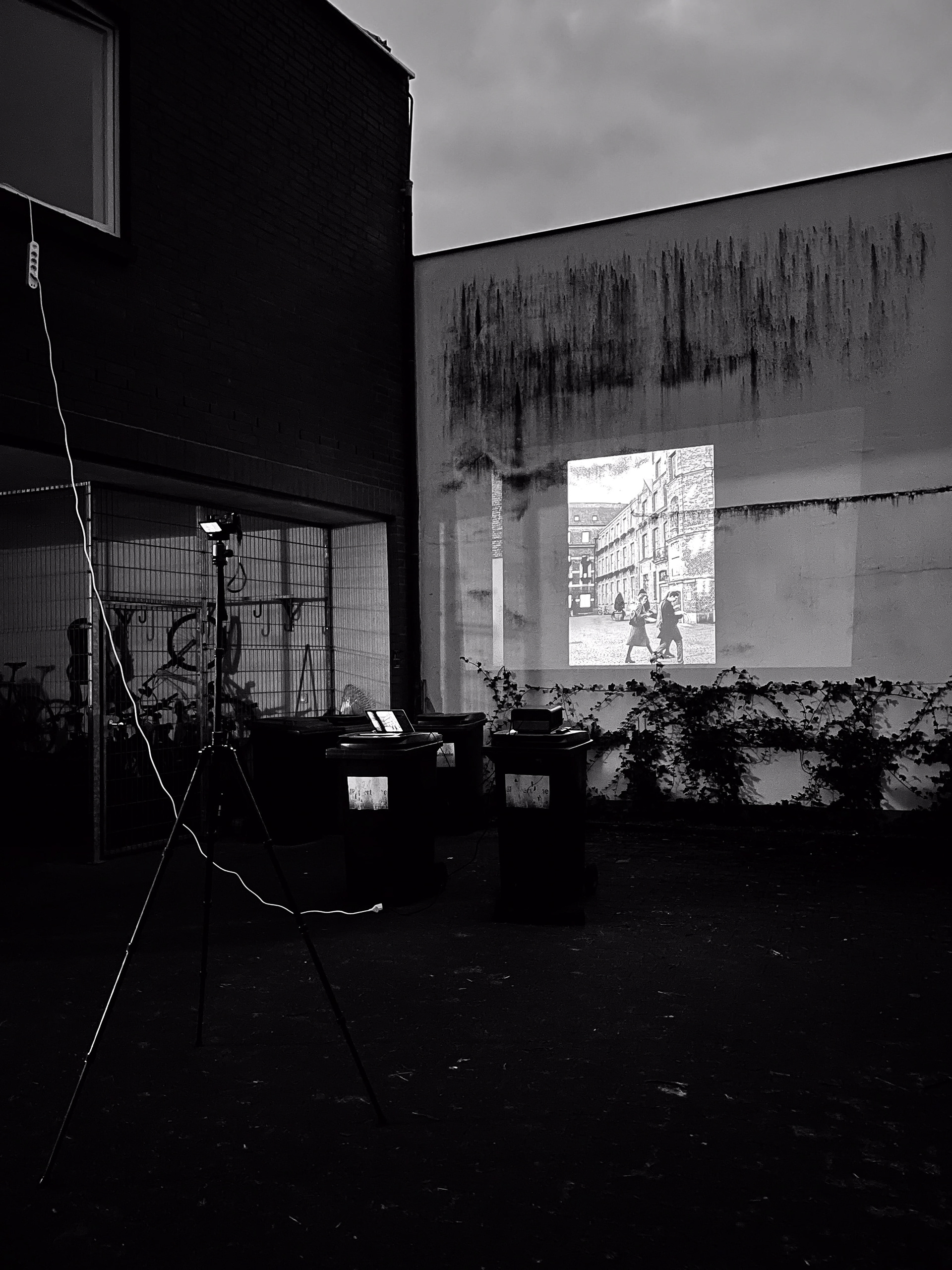Temporäre Installation an einer Hauswand