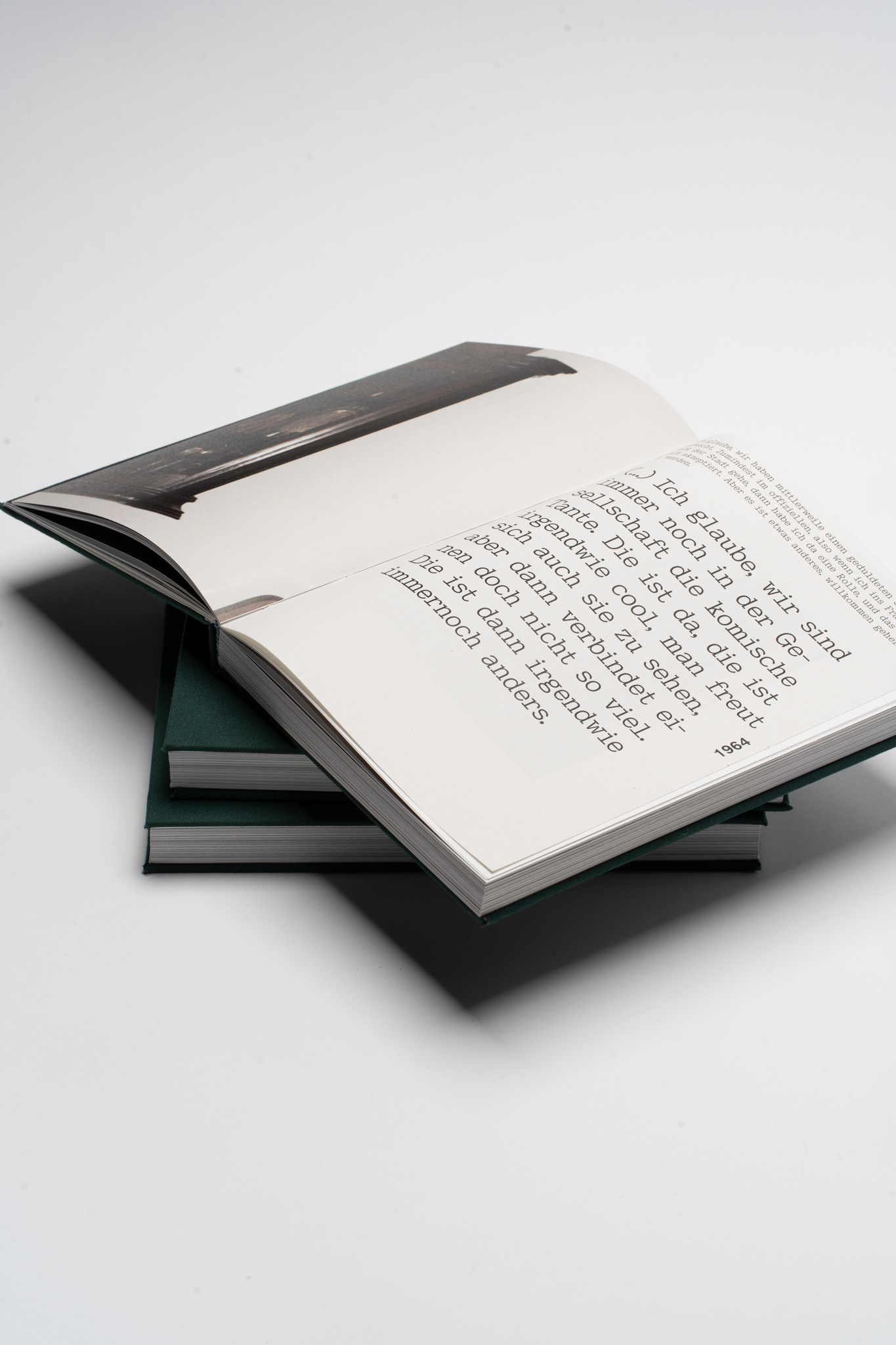 Aufgeschlagenes Fotobuch LE[S]BEN, 2026, S. 32-33