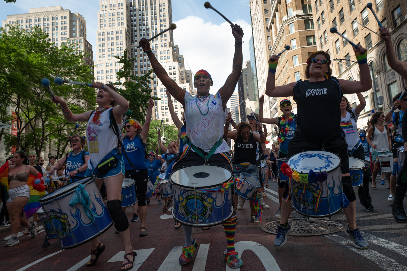 5th Avenue, NYC. Dobra drummers, Fogo Azul.
