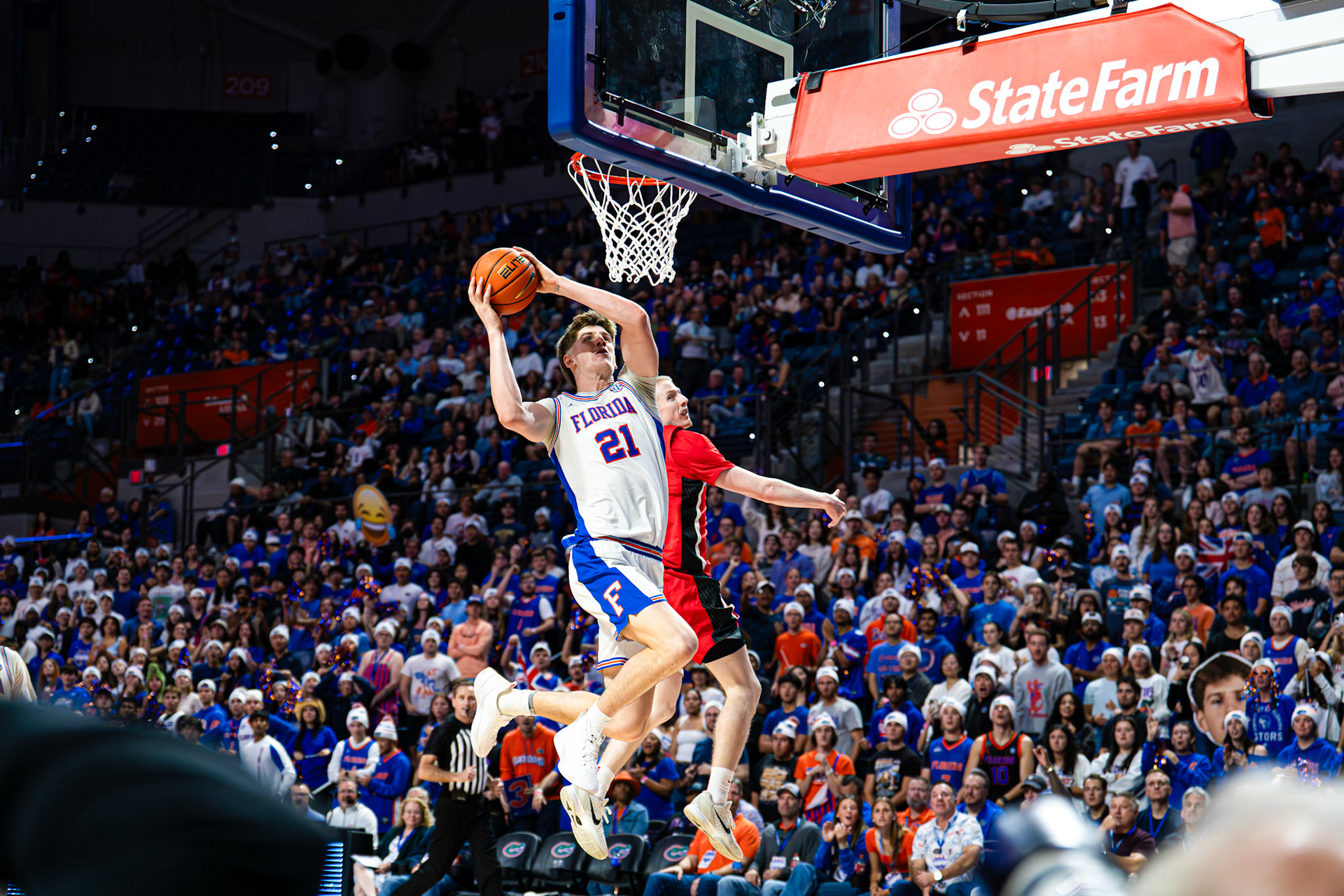 Florida forward/center Alex Condon (21) completes insane dunk on Georgia during the second half of an NCAA college basketball game  Tuesday, Jan. 6, 2026, in Gainesville, Fla. (AP Photo/Morgan Hurd)