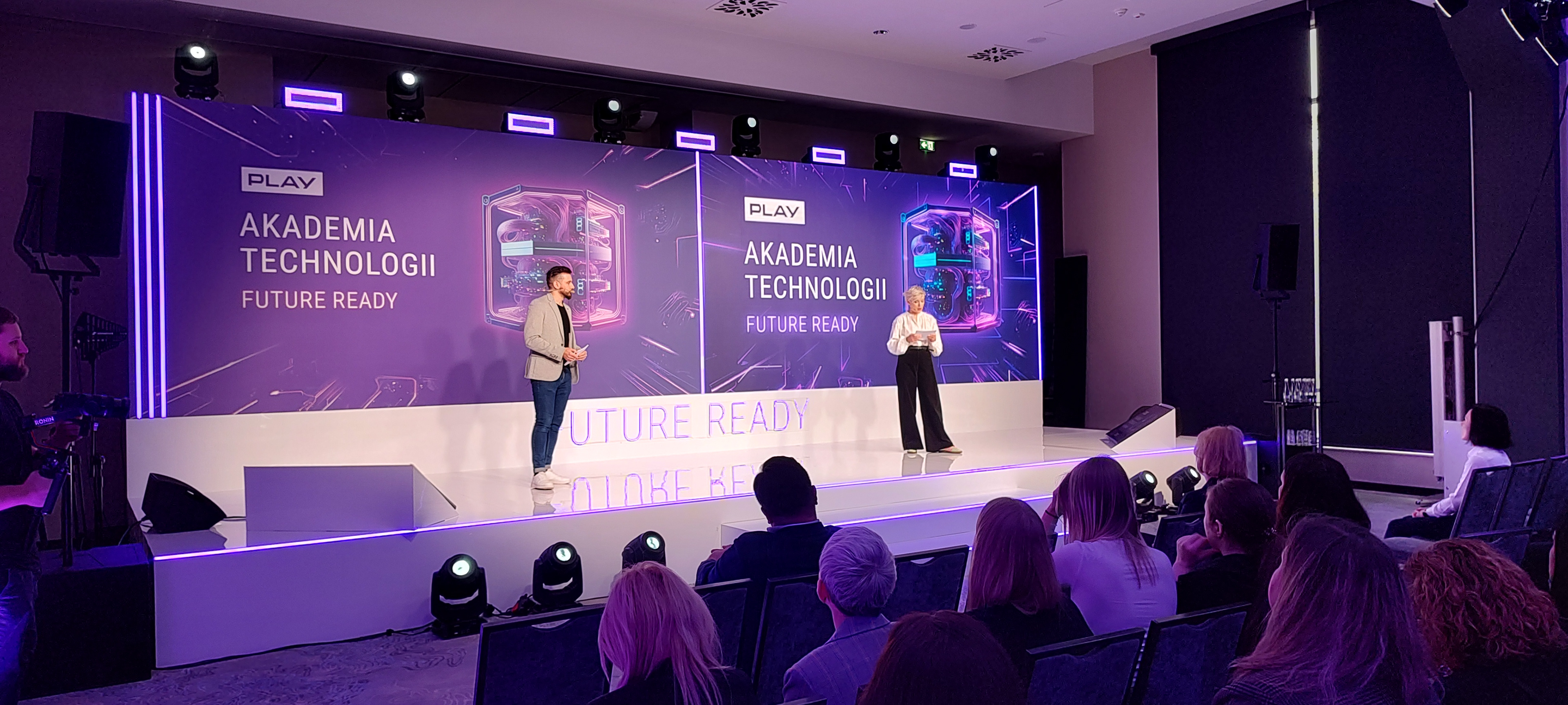oprawa graficzna eventu - wydruk na scenę, grafika na plazmę