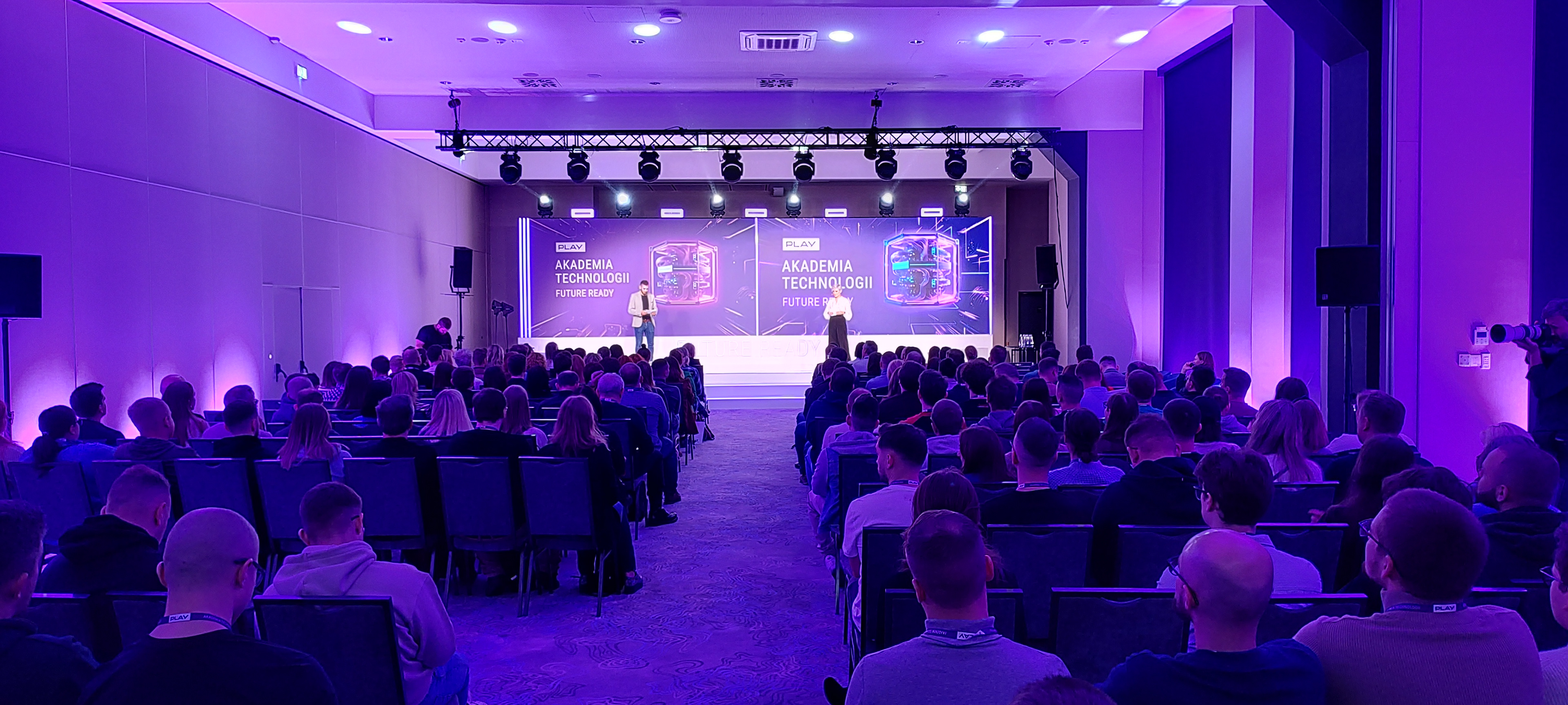 oprawa graficzna eventu - wydruk na scenę, grafika na plazmę