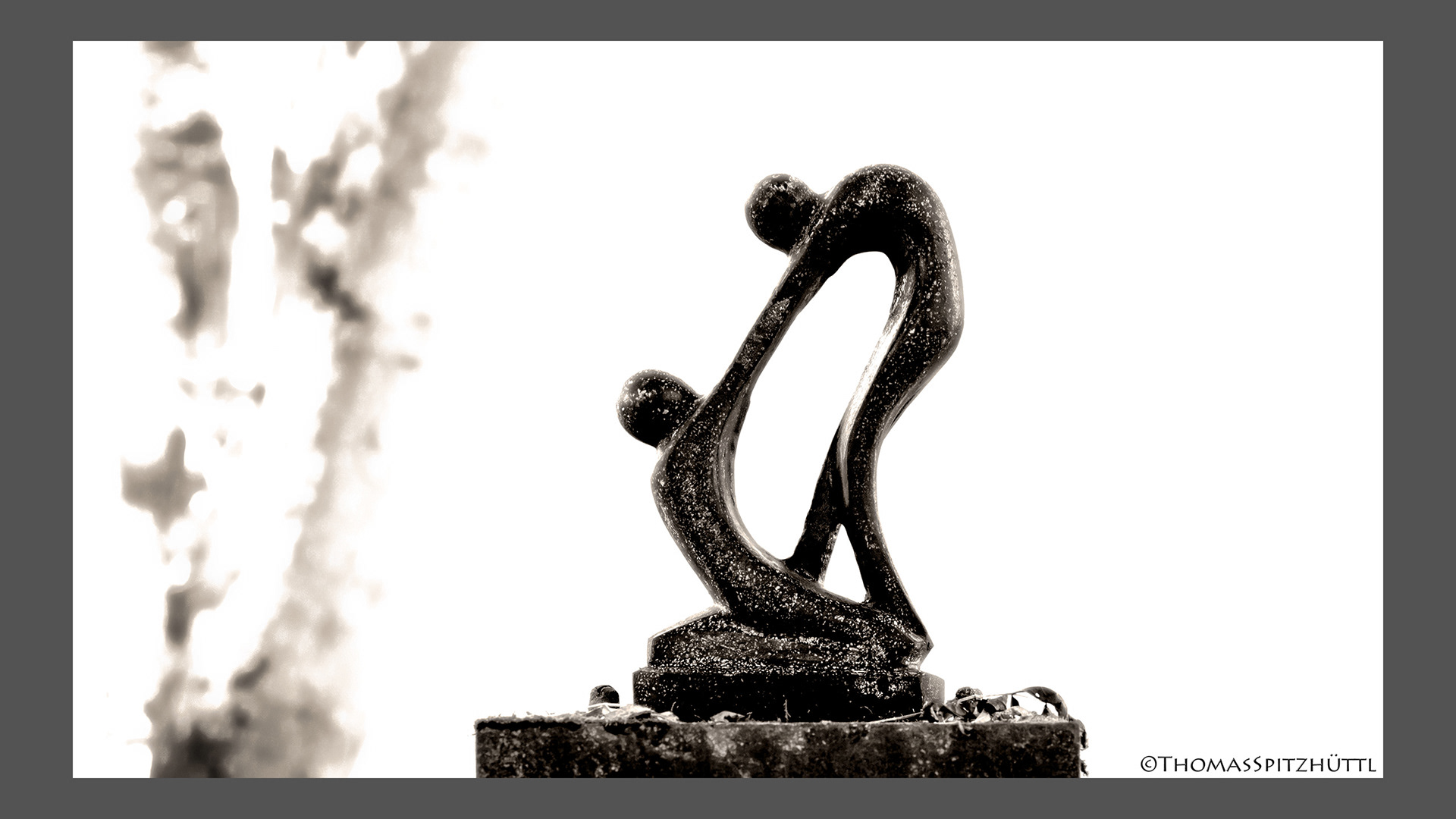 Skulptur auf einem alten Grabstein am Eingang zur Holzbachschlucht (2020)