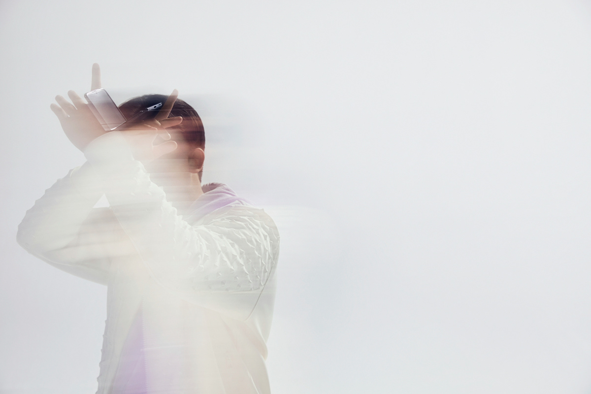 Technology and elegance meet in this Samsung image, retouched by 33Post.