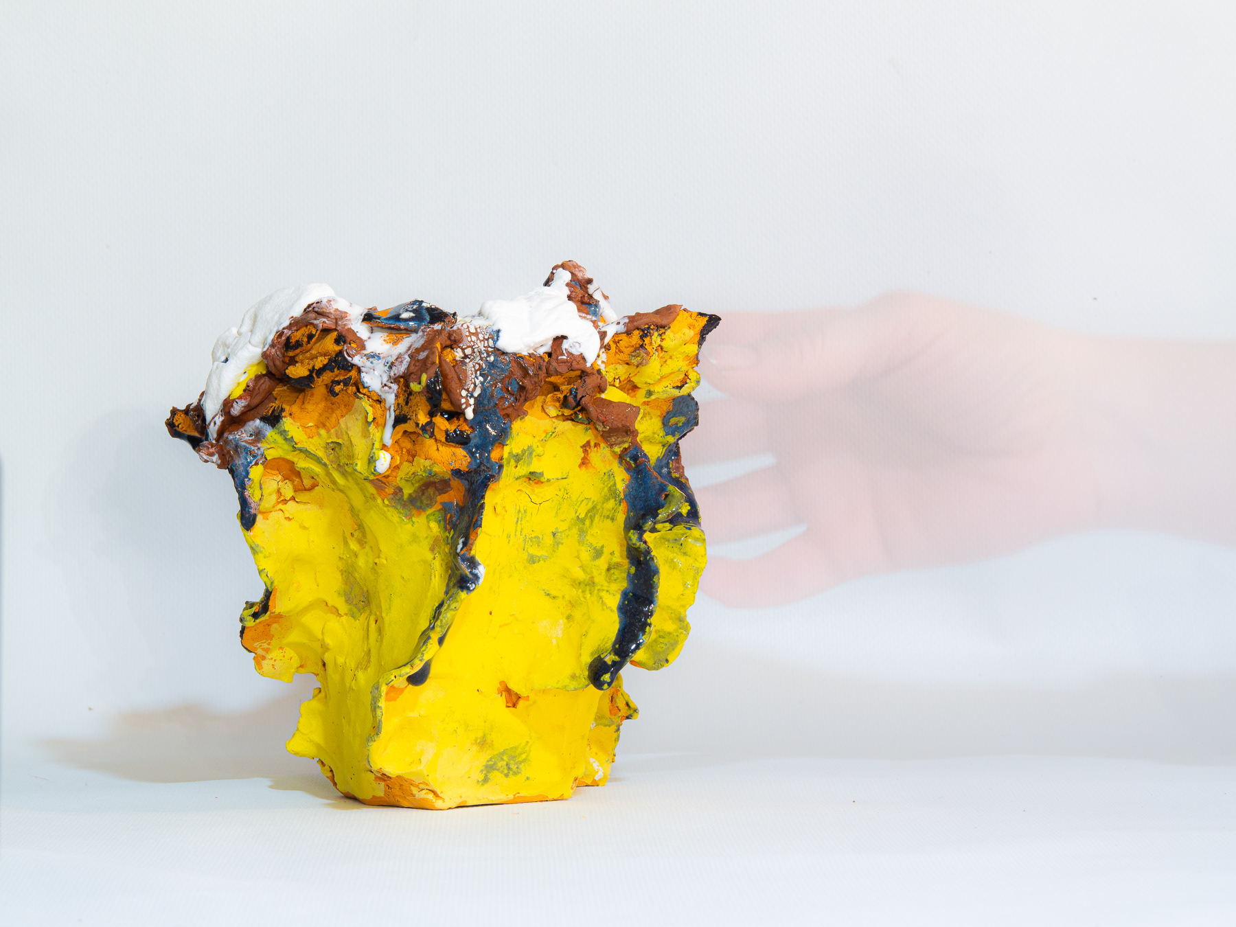 Terre de rencontre. Sculpture, engobe et émaux. VENDUE