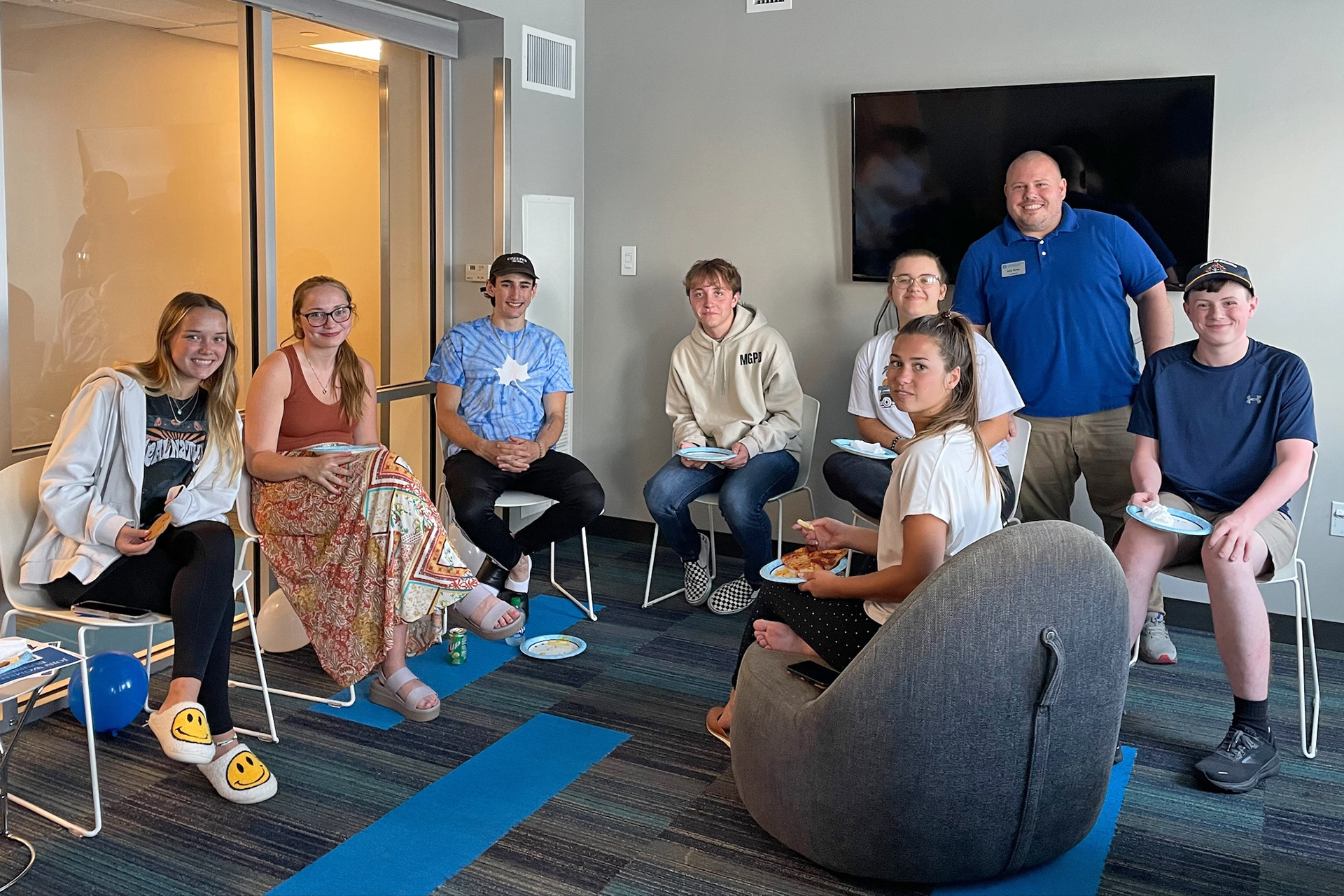 Jake Trump, Residential Life Area Coordinator with Megan Heck, Peer Mentor, (Accounting and Finance) in front with Bailey Thomas, Resident Assistant behind her. Business Living Learning Community students from left, Landrie Flack, Gene Speicher, Sean Garner, and Michael Klotz