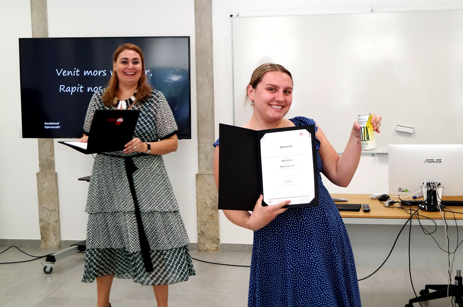 Greta Pfaff receiver her Certificate of participation from ISEG, University of Lisbon