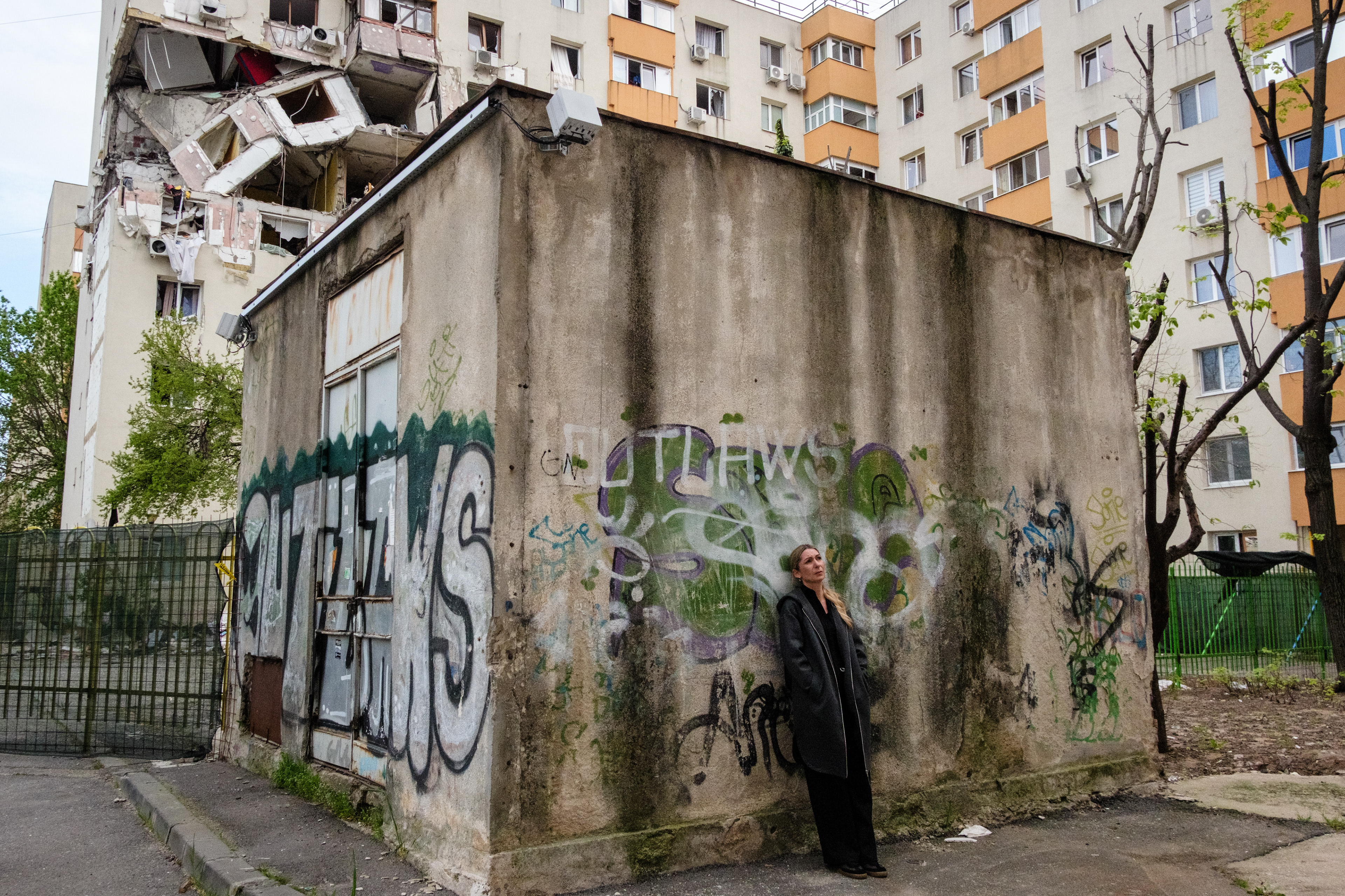 Several people protest near the apartment building destroyed in the October 2025 explosion, in the Rahova neighborhood of Bucharest. Photo: Inquam Photos / Alexandru Nechez