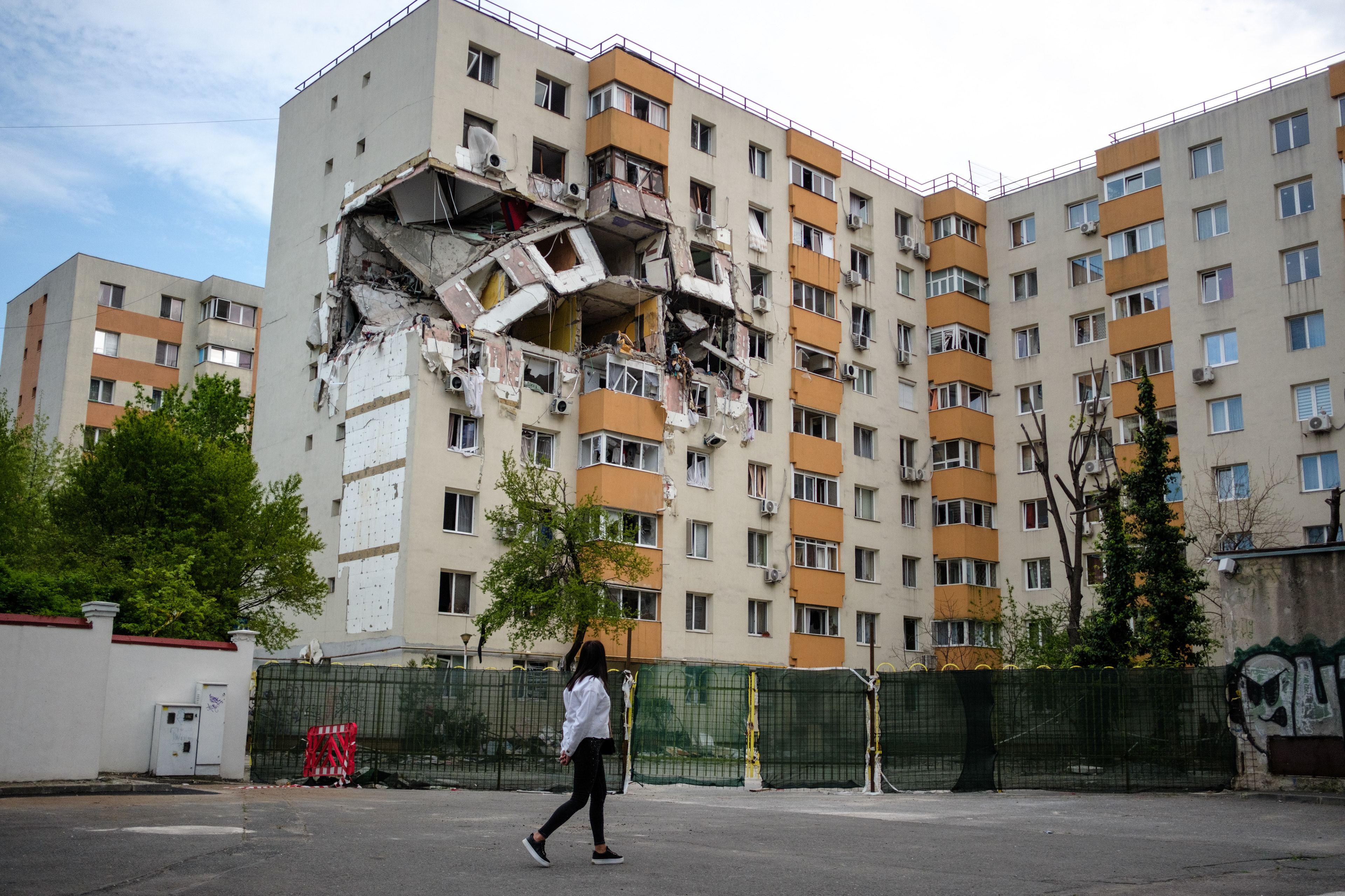Several people protest near the apartment building destroyed in the October 2025 explosion, in the Rahova neighborhood of Bucharest. Photo: Inquam Photos / Alexandru Nechez