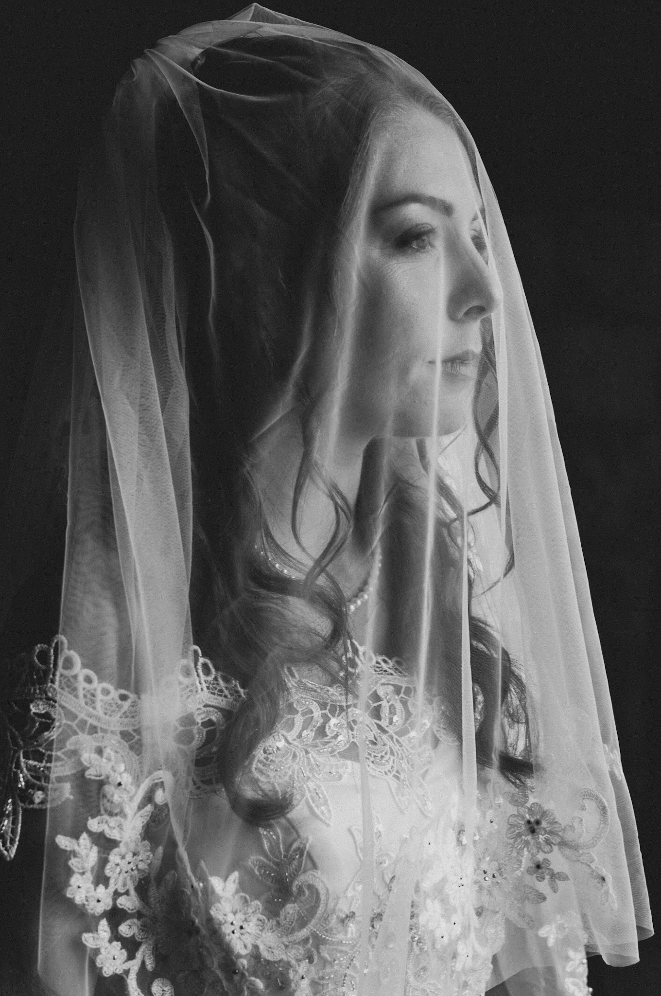 braut in frankreich in einem Schloss, sinnbildlich für eine Madonna als Braut
