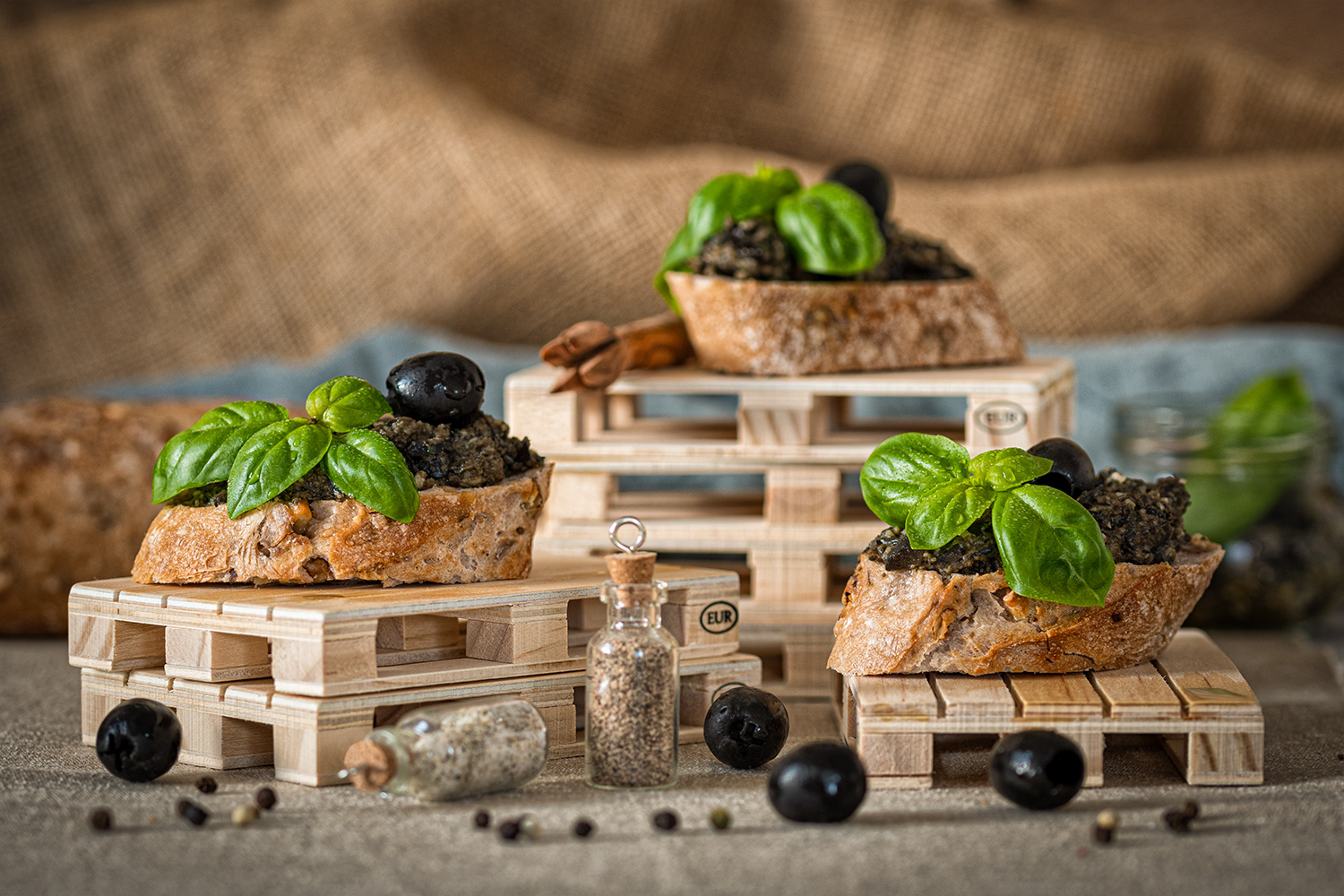 Oliven-Pesto auf Paletten