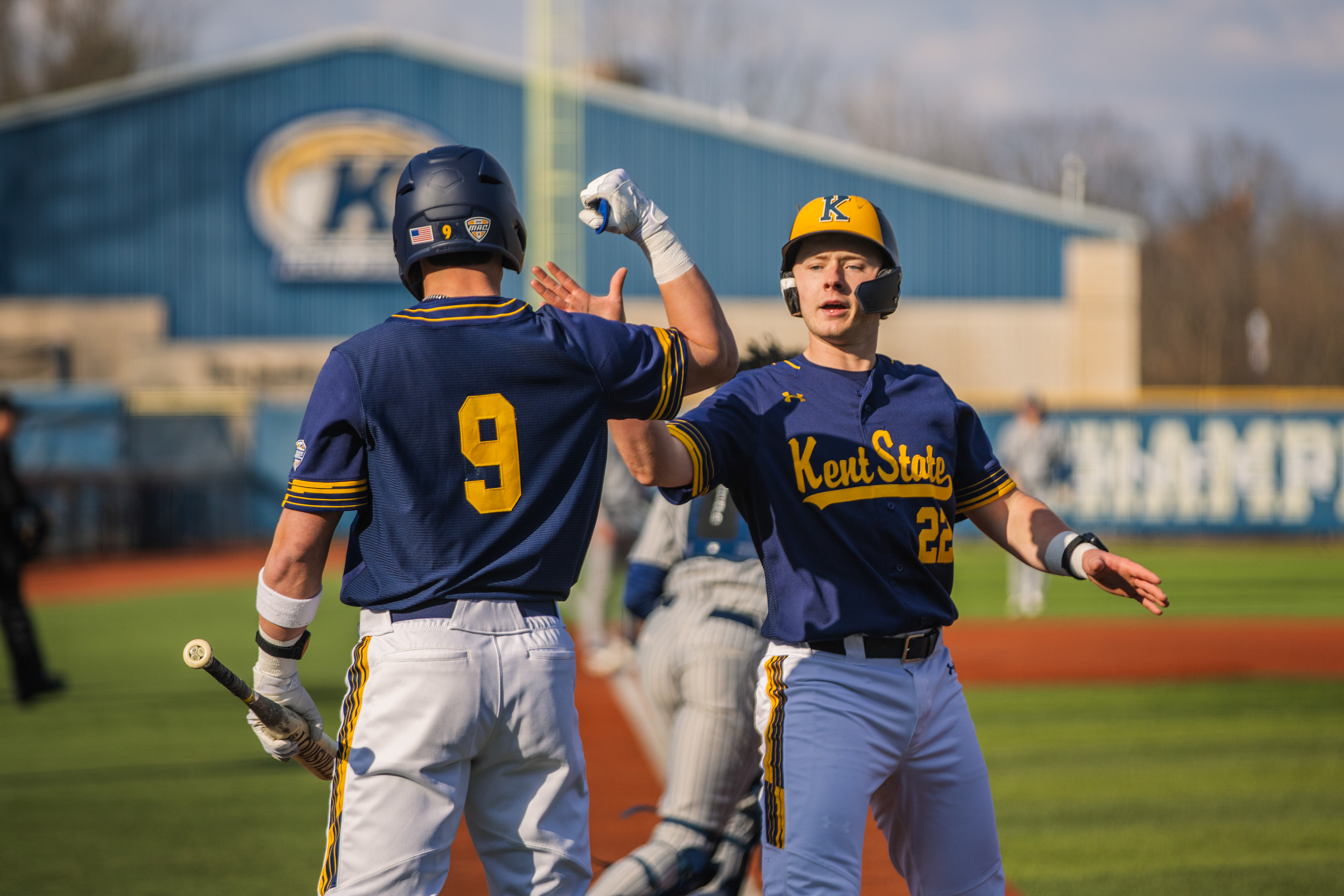 Two Flashes meet at the plate after a run crosses.
