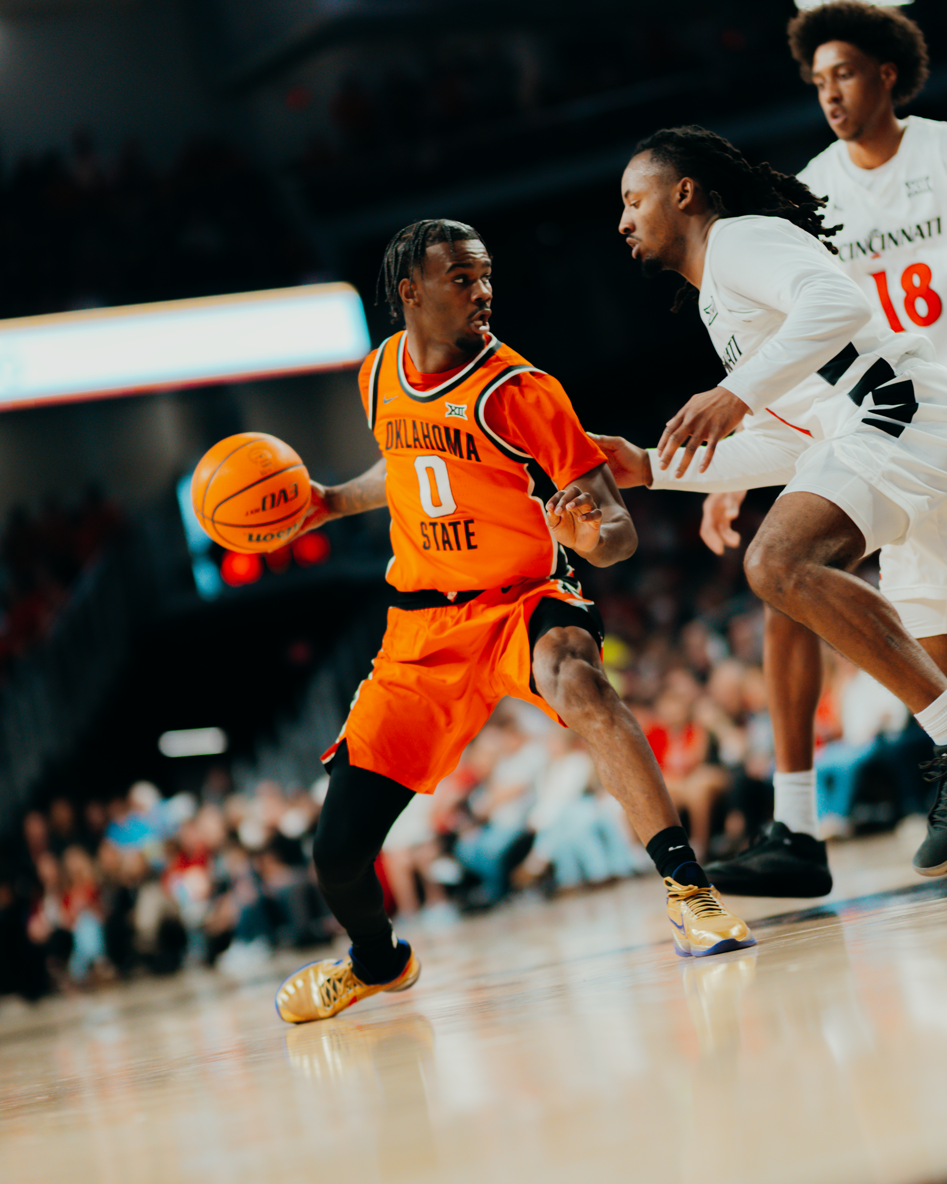 Jaylen Curry stepping back in the midrange looking for an open man to pass to.