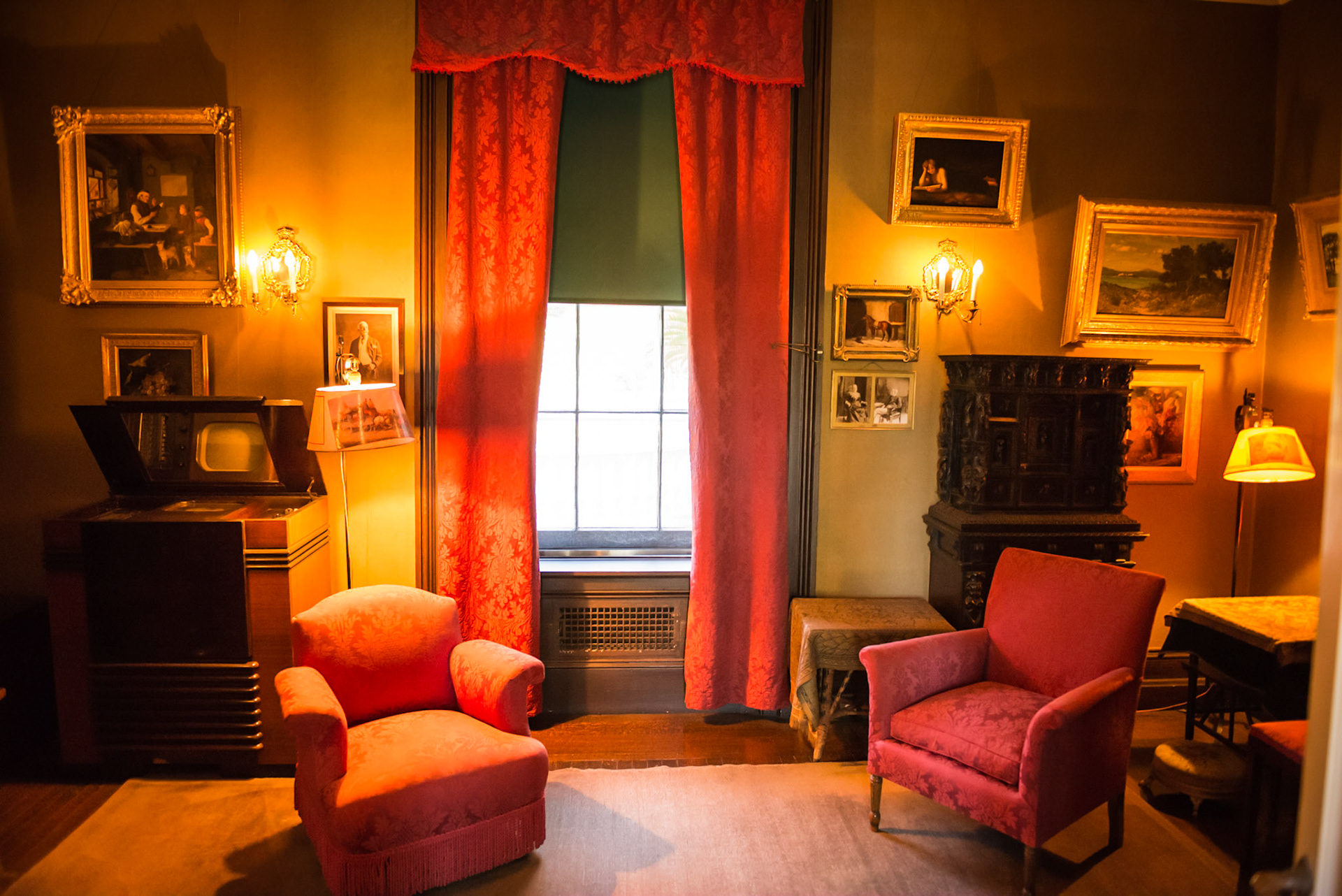 Check out that TV on left