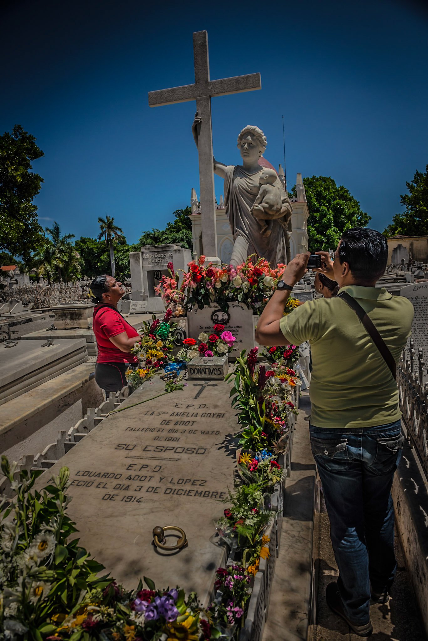 an upper class lady known at present as "La Milagrosa" (The Miraculous Woman).