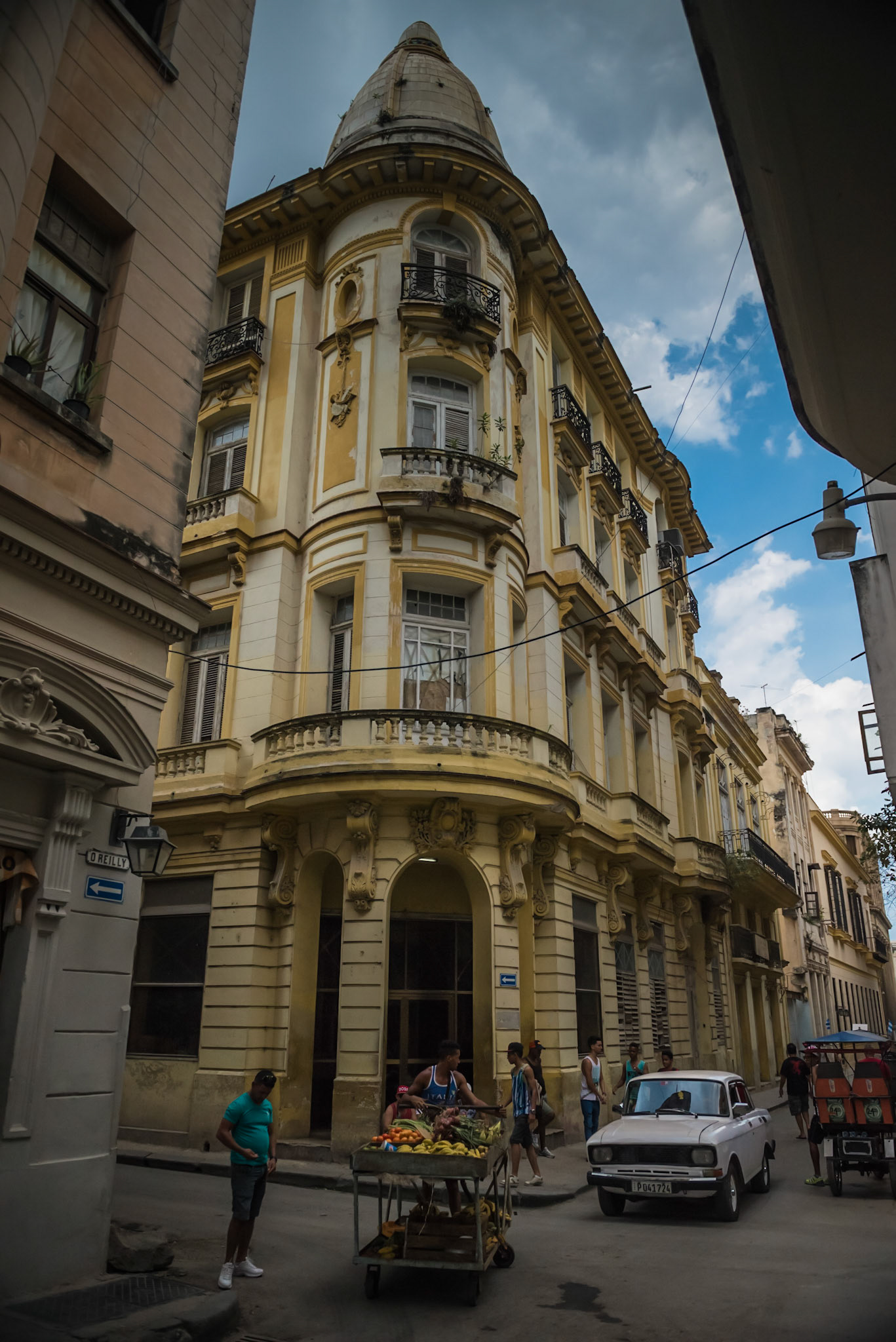 Great architecture and local vendor on Calle Obispo