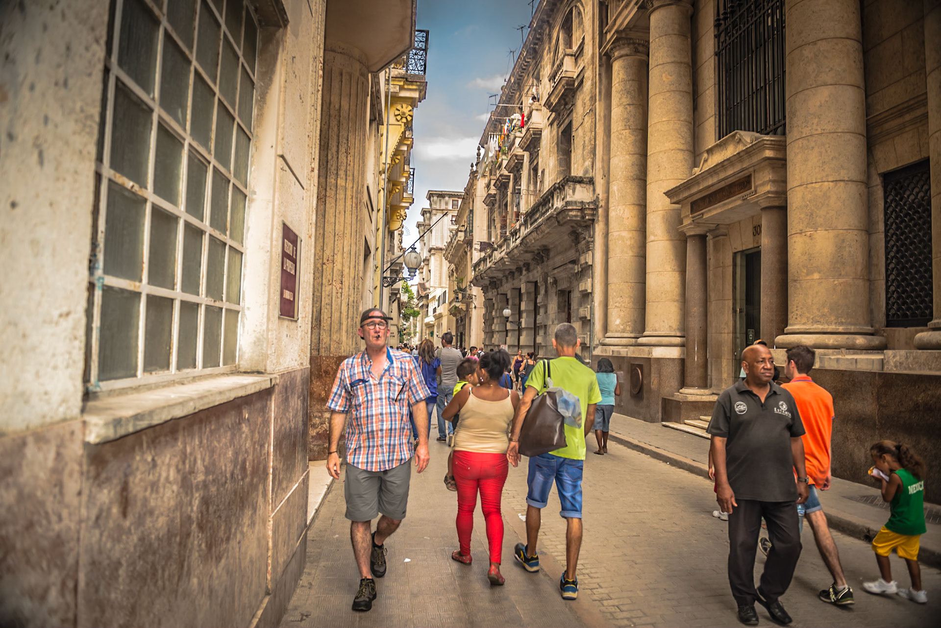 Cruisin Calle Obispo in La Habana Vieja