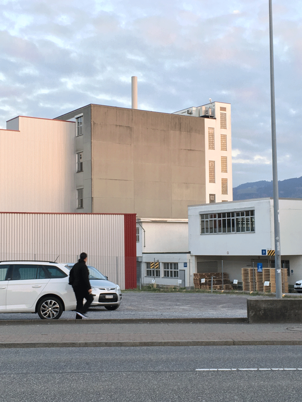 neutralen Industriefläche in ein grossformatiges Kunstwerk,  industrial surface into a large-scale artwork