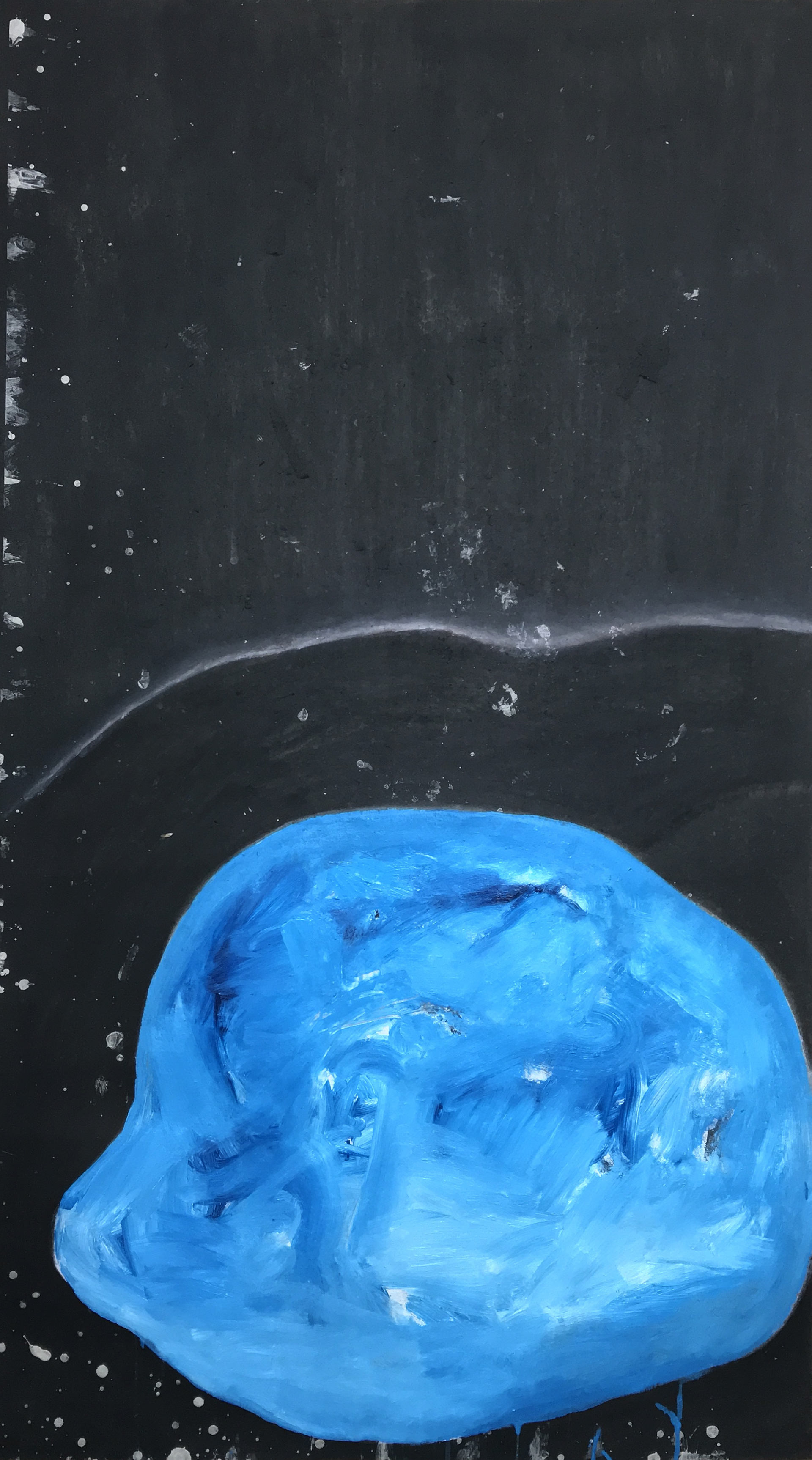 Das großformatige Werk dominiert durch eine zentrale, biomorphe Form in intensivem Coelin- und Ultramarinblau, die sich von einem tiefschwarzen, matten Fond abhebt. Der Hintergrund wurde mit einem Gemisch aus Kohle und Leinöl erarbeitet, was eine bemerkenswerte Textur erzeugt – eine Verbindung von rauer Erdigkeit und sanftem Glanz. Im oberen Drittel wird die Dunkelheit durch eine schwebende, mit Kreide gezogene Horizontlinie unterbrochen, die dem Raum eine beinahe kosmische Tiefe verleiht. Die gesprenkelten weißen Partikel im Hintergrund wirken wie ein fernes Sternenfeld oder atmosphärischer Staub.