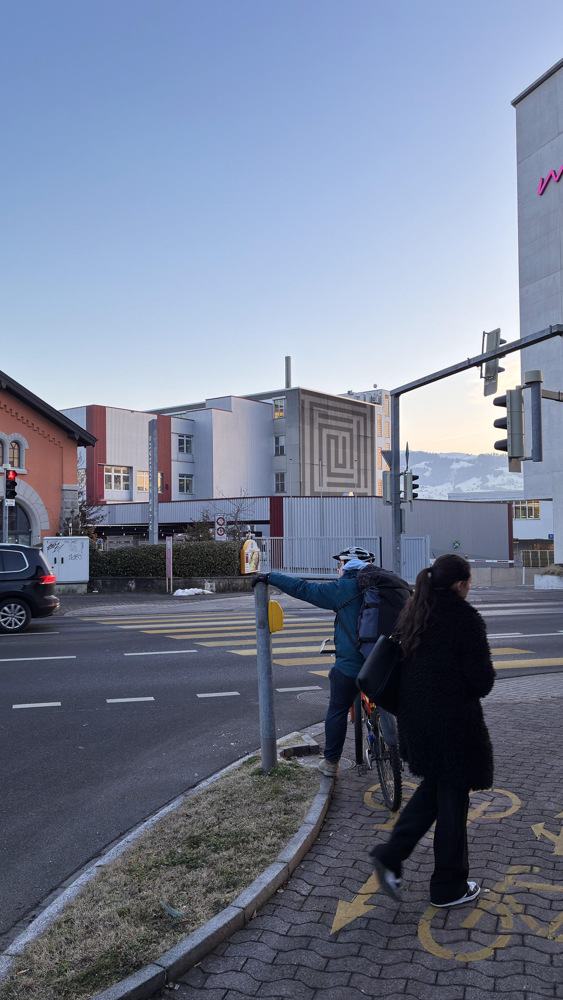 neutralen Industriefläche in ein grossformatiges Kunstwerk,  industrial surface into a large-scale artwork