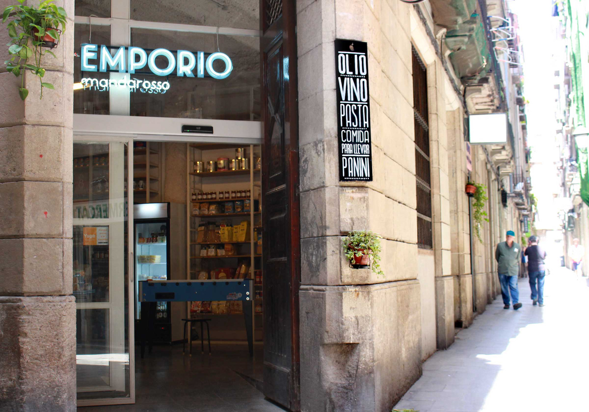 Emporio: Eingang mit Neonbeleuchtung.