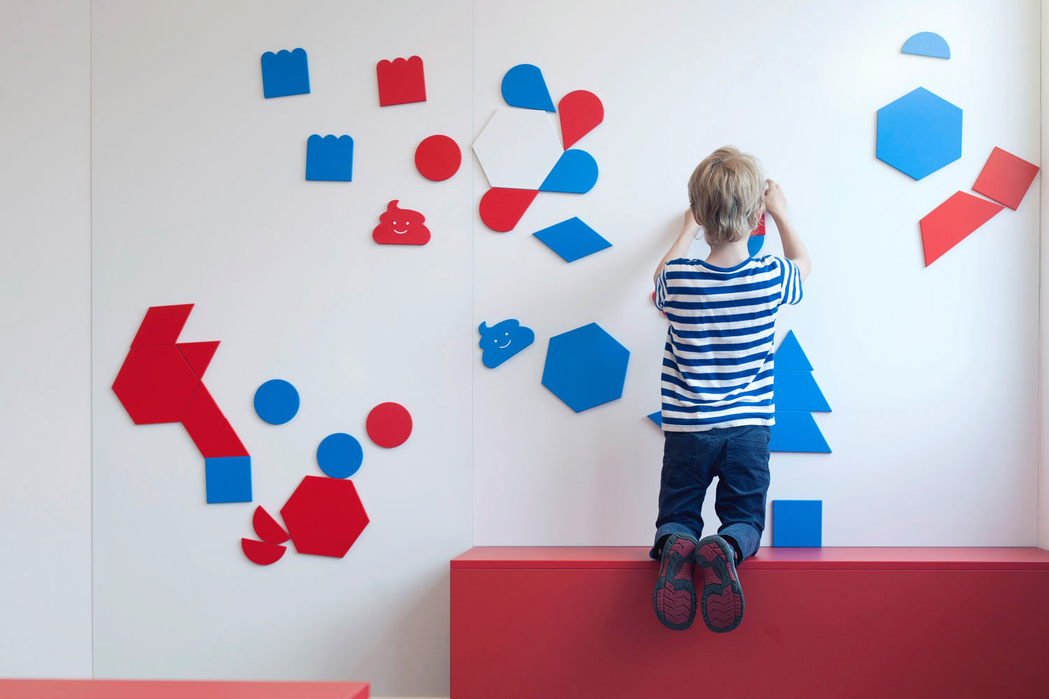 Eine speziell für Milchzahn & Co gestaltete und produzierte Magnetwand mit geometrischen Formen in den CI-Farben laden die Kinder zum Spielen ein und verkürzen die Zeit im Wartezimmer.