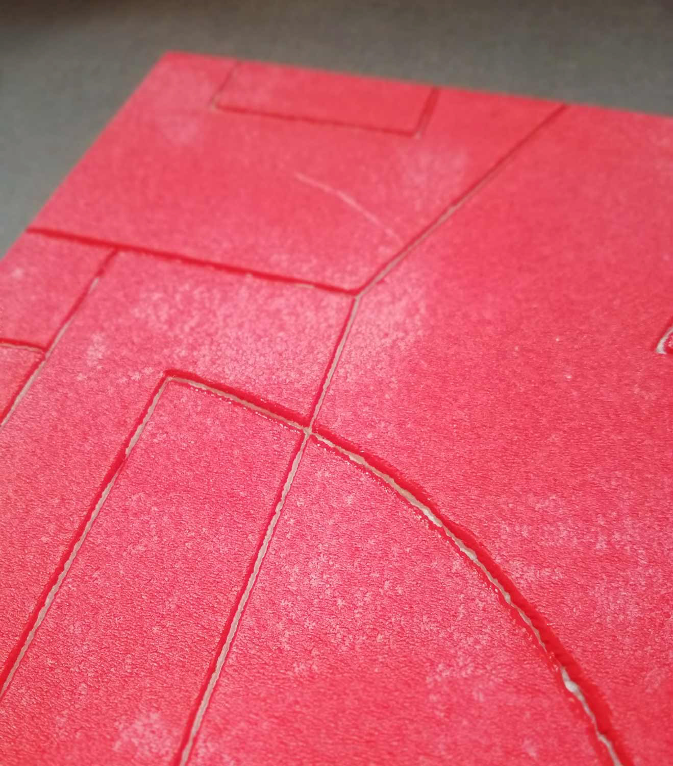 Prozessbilder: Typografische Experimente mit handgeschnittenen Buchstaben. Abstraktion der Buchstaben. 