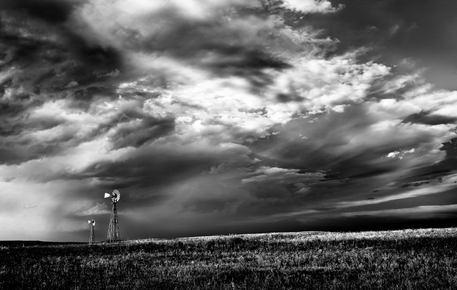 Twin Windmills on Colorado Plaines