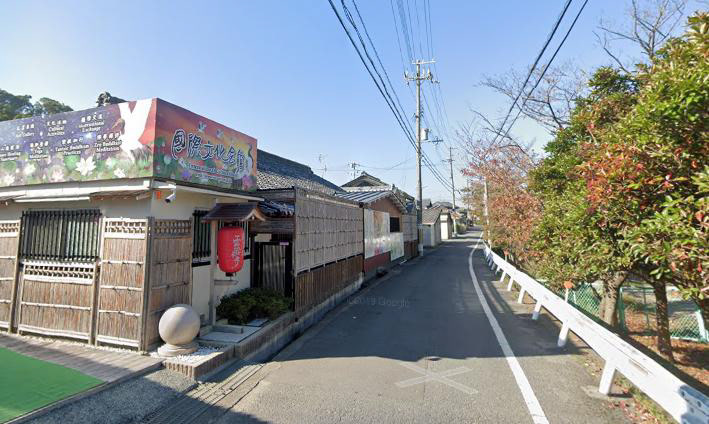 左手に『雷蔵寺』さんの建物と提灯。右手が加茂神社。