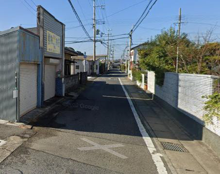 左手にお魚屋さんの看板