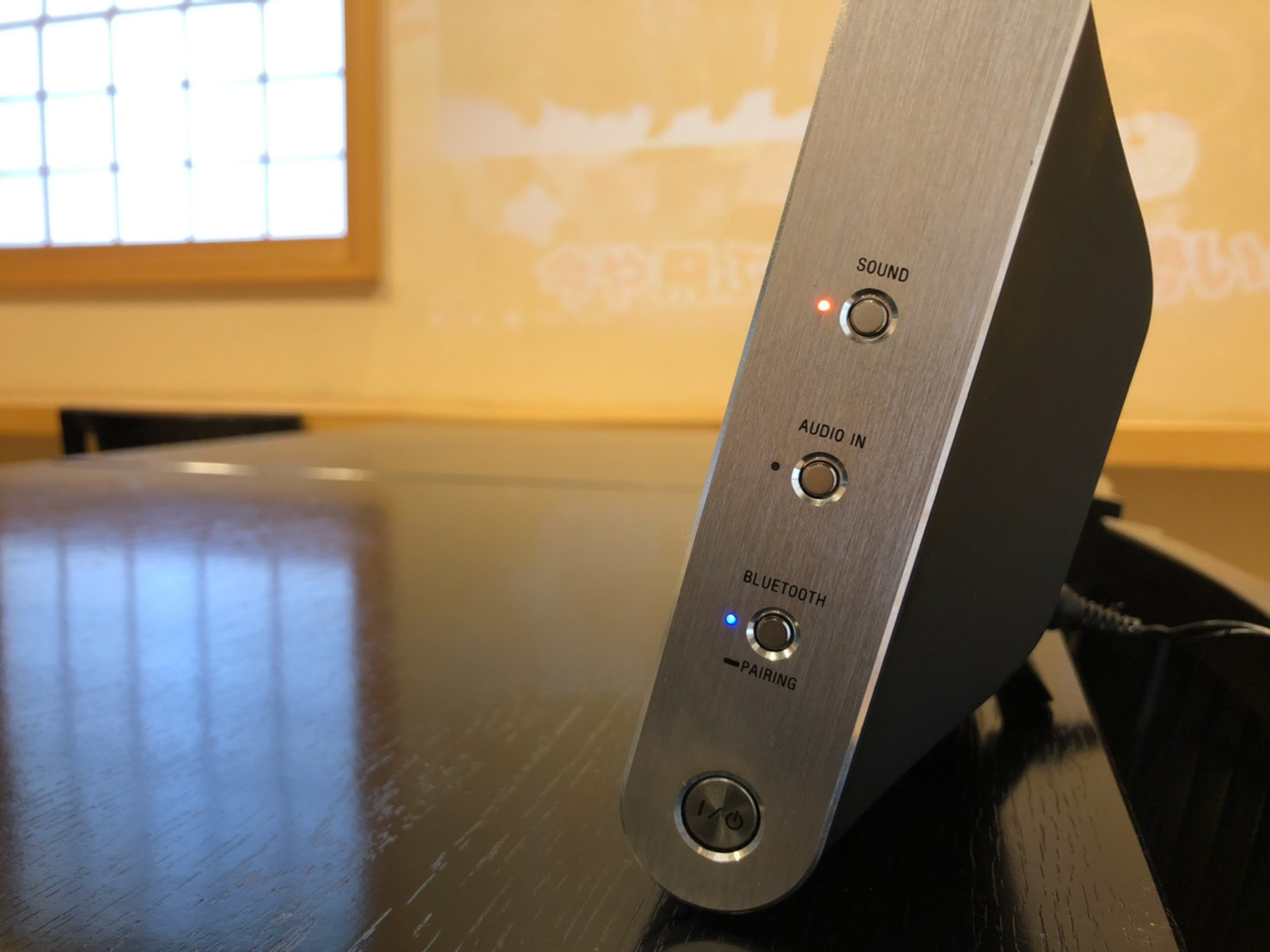【Bluetooth対応スピーカー】電源ボタンを入れ、Bluetoothボタンをピピッとなるまで長押しすることで接続待機状態になります。