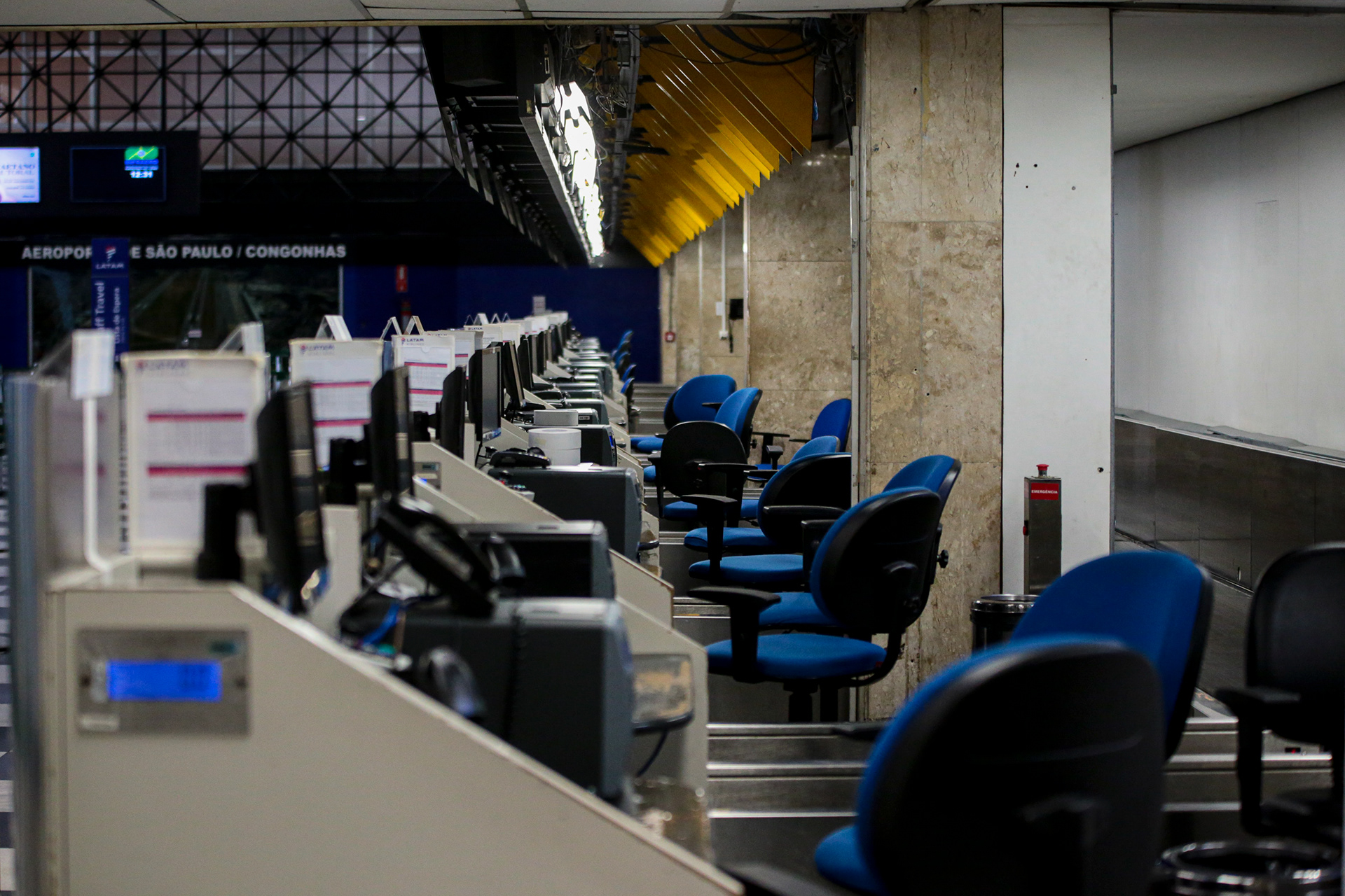 In 2020, during the COVID-19 pandemic, Congonhas Airport in São Paulo, one of Brazil's busiest airports, was completely deserted, with empty check-in counters and disorganised attendant chairs, as if they had been left in a hurry in a scene reminiscent of apocalyptic films.  Photo: AGIF/Suamy Beydoun