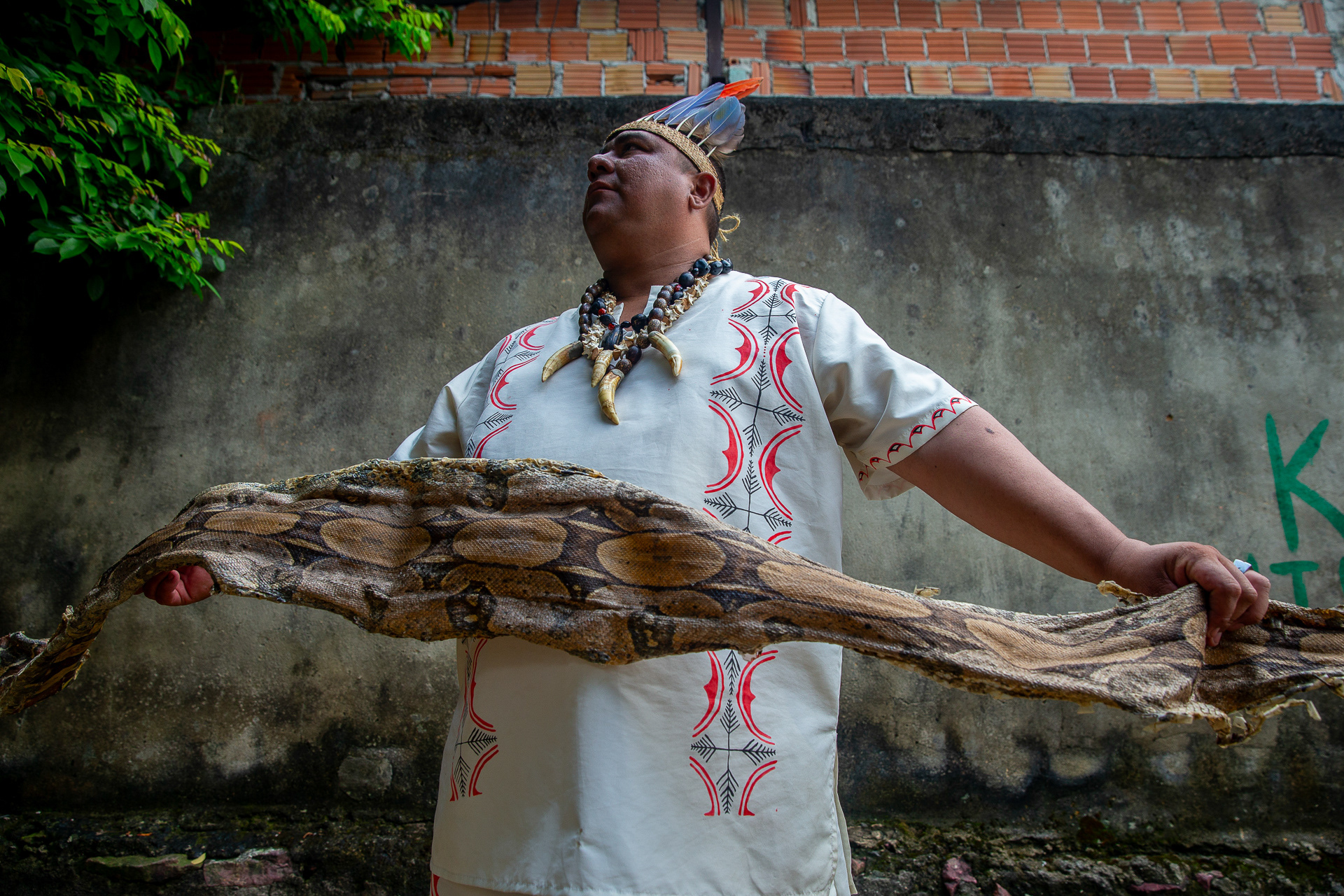 At the head of the Kokama Uirapuru Indigenous Community, located in the Redenção neighborhood of Manaus, Chief Everton Kokama and his wife, Angélica Pankararu, propose a sociocultural space for resistance and voice, creating not only support for the community, a place that aims to maintain ethnic traditions, overcoming difficulties through collaboration and dialogue, together with supporters, friends, and family, gradually strengthening the physical and social structural base of the community, a work of extreme importance in times of political and economic entropy.  Photo:  La Croix/Suamy Beydoun