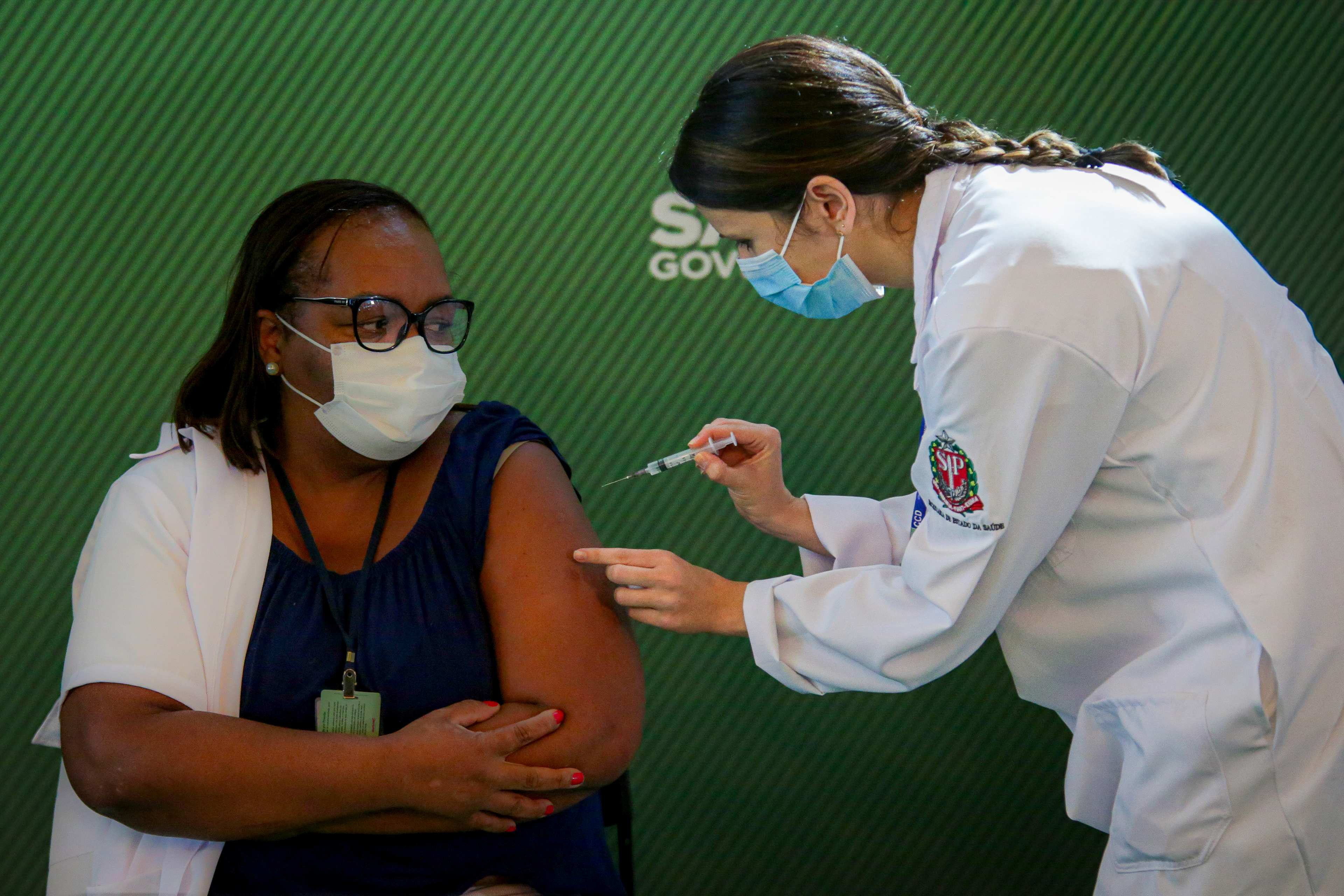 Monica Calazans, 54, a black woman living in Itaquera, in the eastern part of the city of São Paulo, and an ICU nurse at the Emílio Ribas Institute of Infectious Diseases, was the first Brazilian to be immunized with the Butantan vaccine against COVID-19 in the country. administered by master's degree nurse in Public Health Jéssica Pires de Camargo, 30, after ANVISA approved it for emergency use on January 17, 2021. Photo: AGIF/Suamy Beydoun