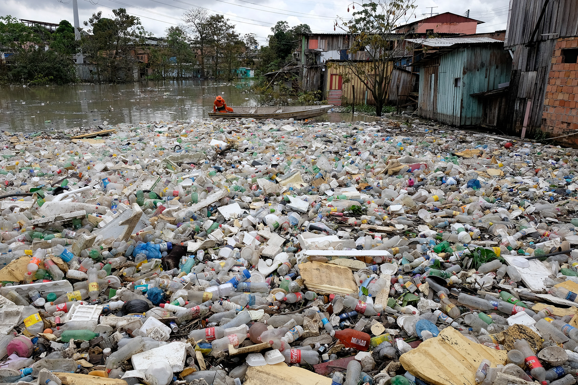 In June 2022 a carpet of garbage, seen in a stream that cuts through the São Jorge neighborhood in the city of Manaus, formed after heavy rains in the region. The work was done for the Reuters agency on World Environment Day, and won an honorable mention at Photography4Humanity that year, being exhibited at the UN headquarters in New York.   Photo: Reuters/Suamy Beydoun