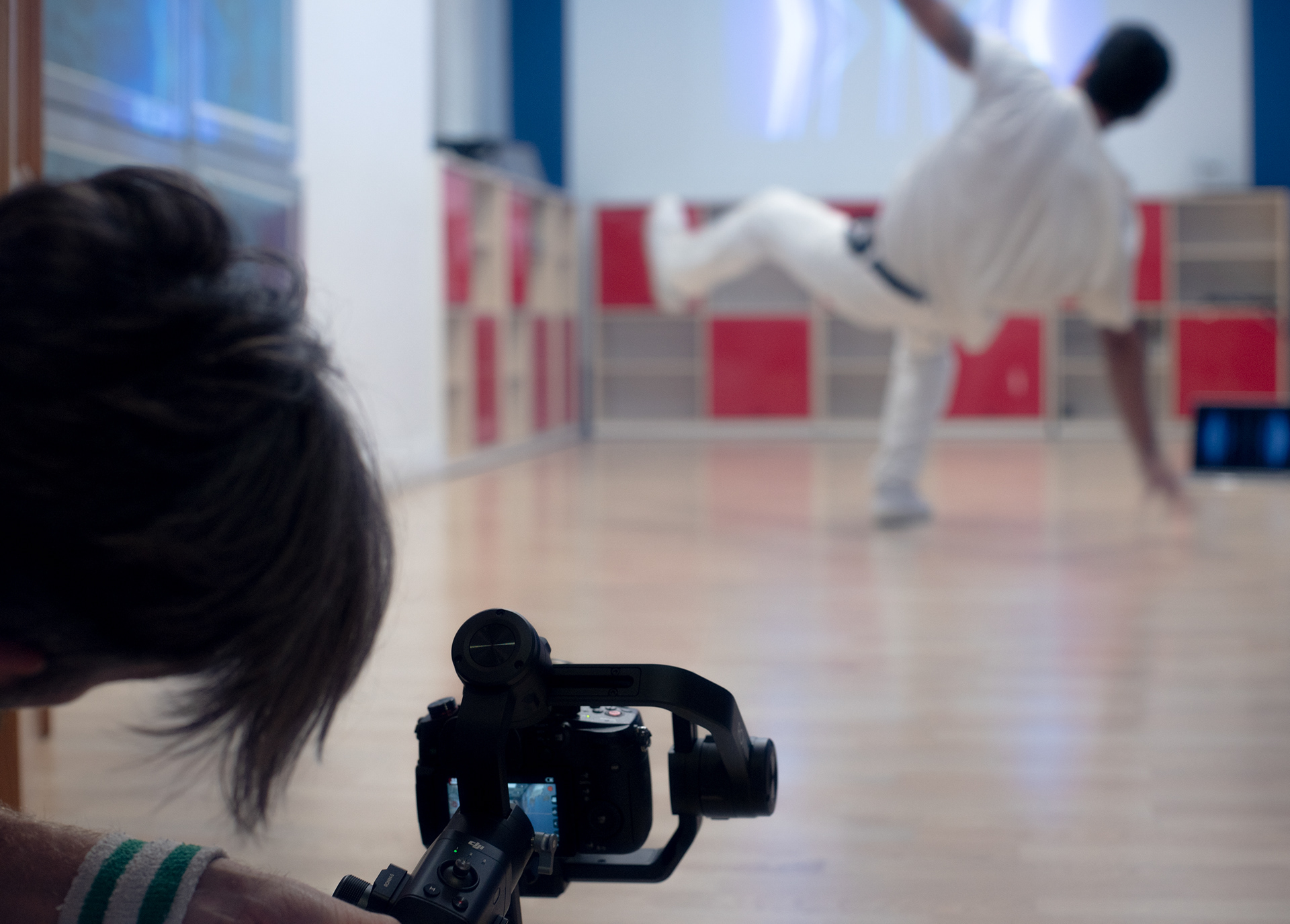 Pablo filmando al bailarín Adrian en la sala de juntas de Beyma