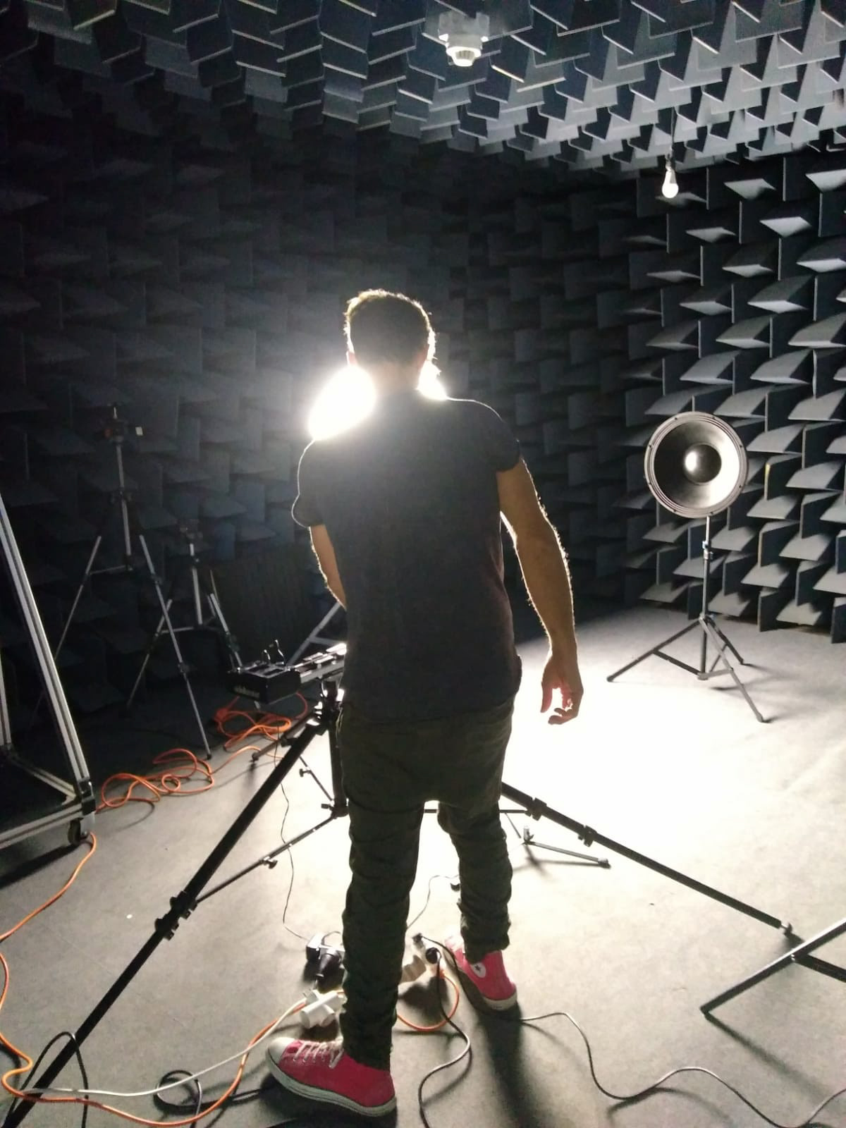 Pablo filmando en la sala anecoica