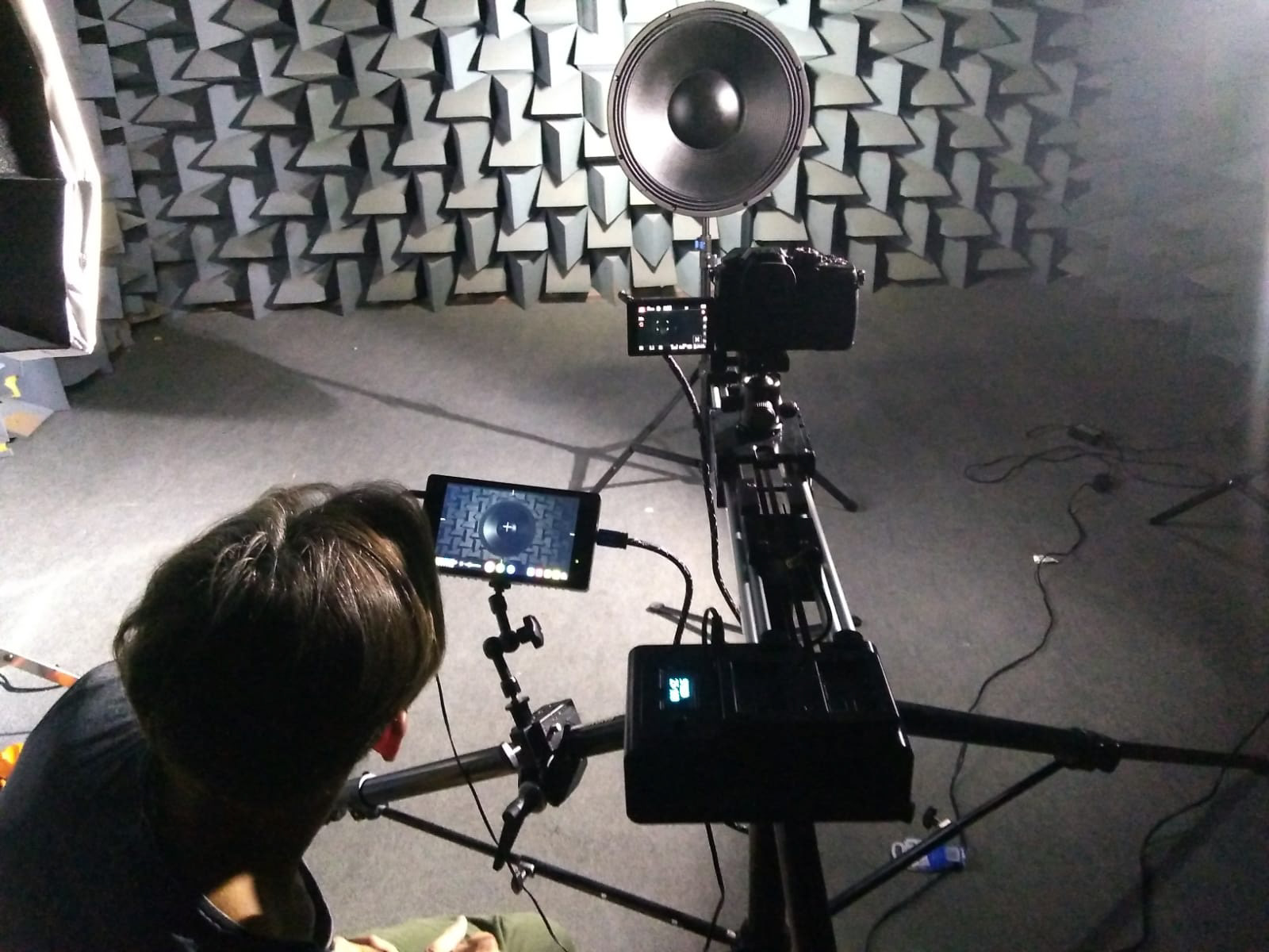 Pablo filmando en la sala anecoica