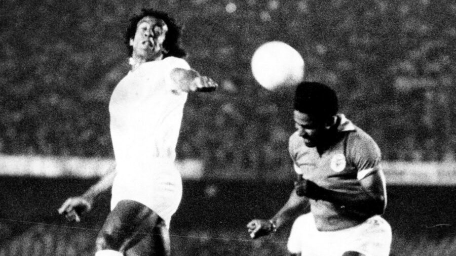 Cruzeiro-x-Benfica-Dirceu Lopes e Eusébio em disputa de bola durante jogo entre Cruzeiro e Benfica