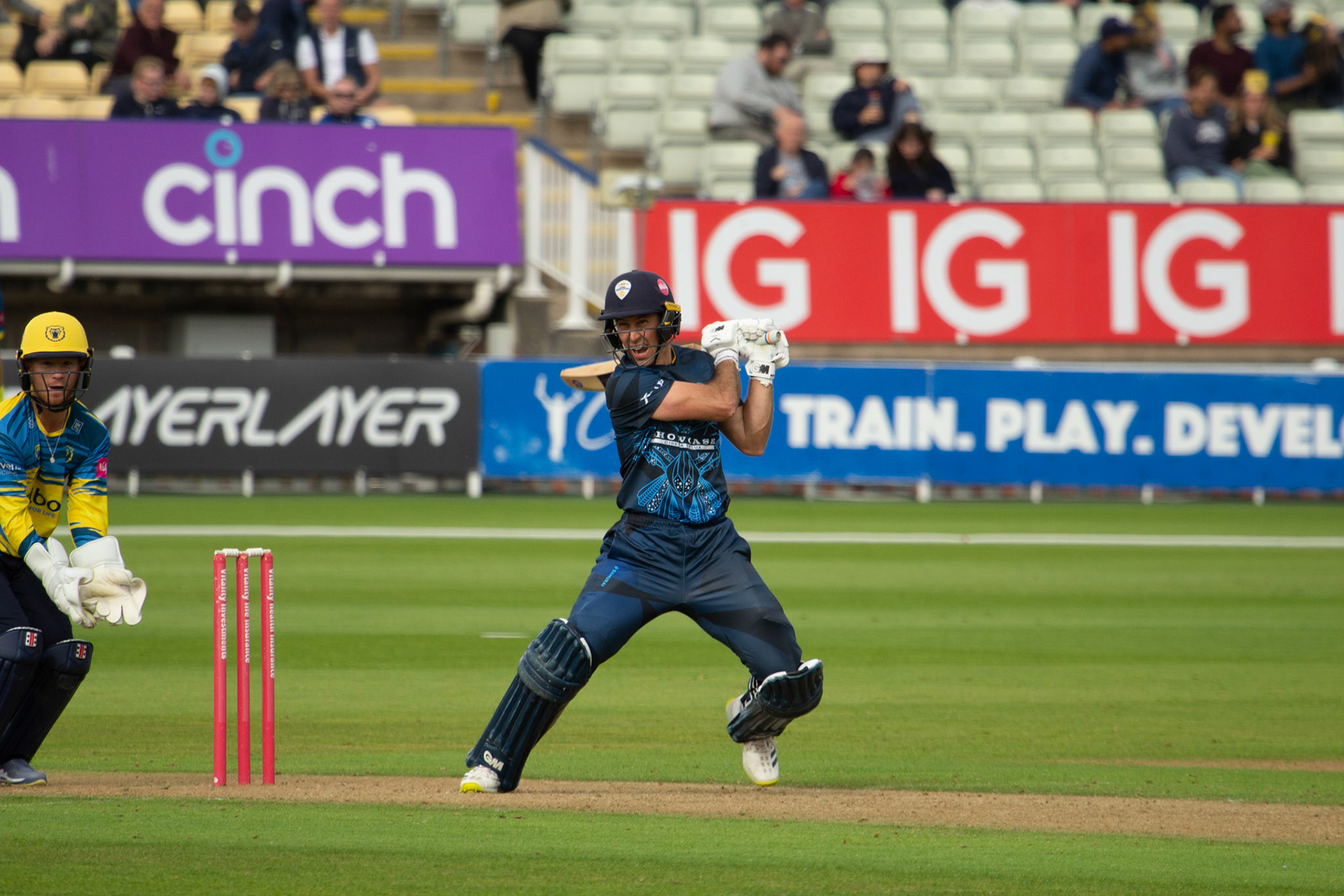 Wayne Madsen cuts away